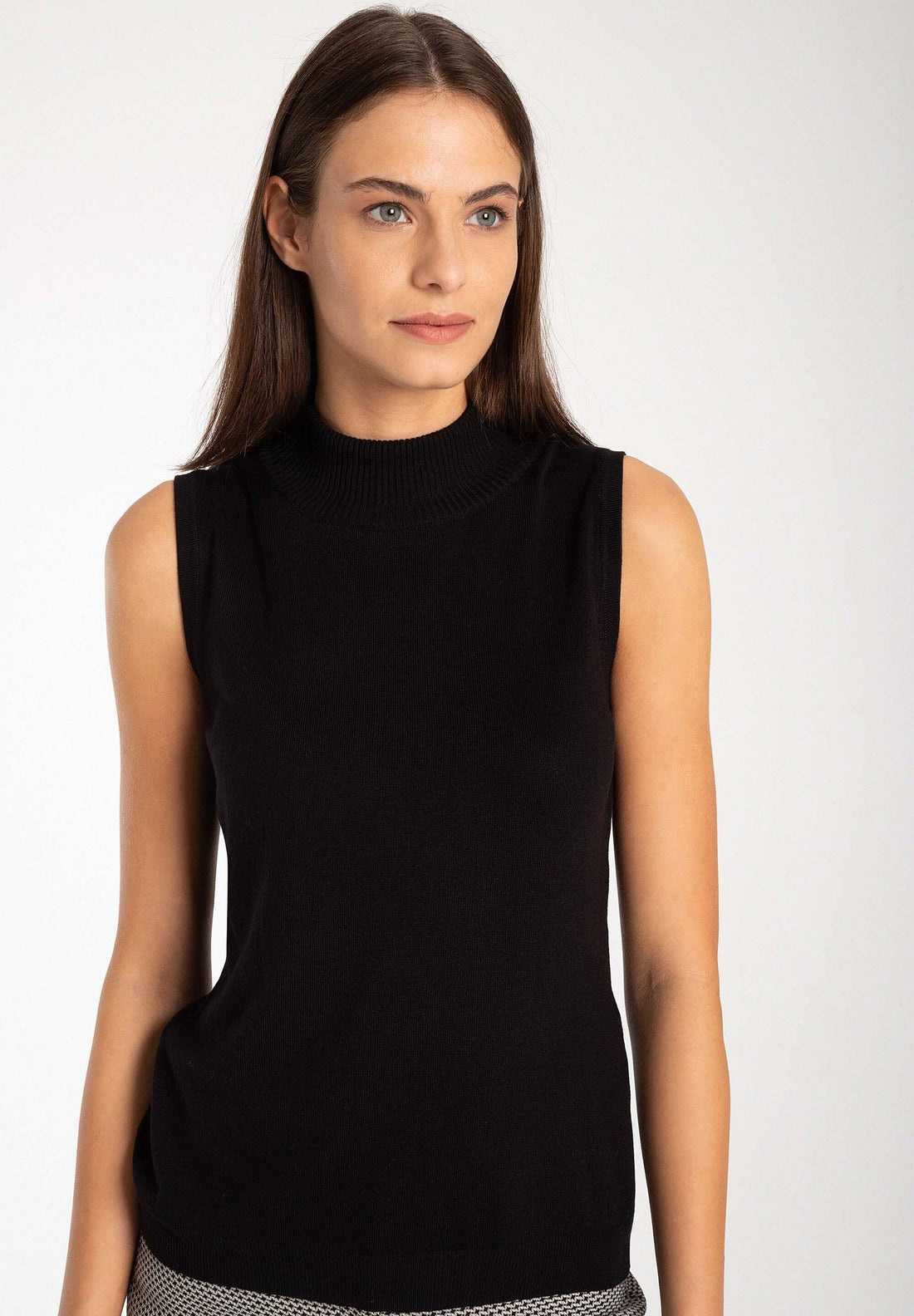 Black Sleeveless Top With High Neck_31081053_0790_01