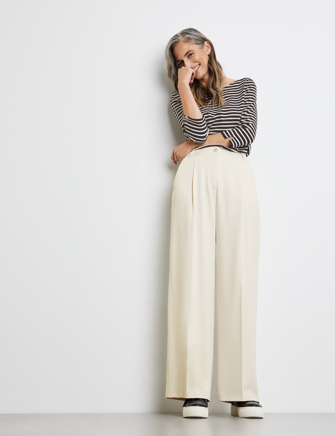 Flowing Marlene Trousers With Wide Waist Pleats_320001-31329_90118_01