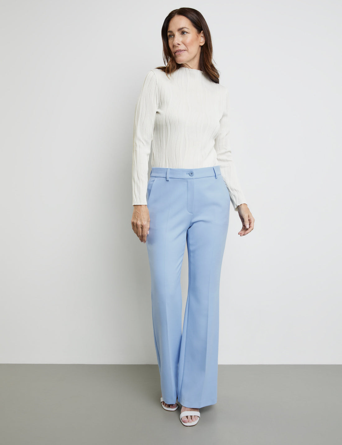 Slightly Flared Stretch Trousers_320002-31333_80933_01