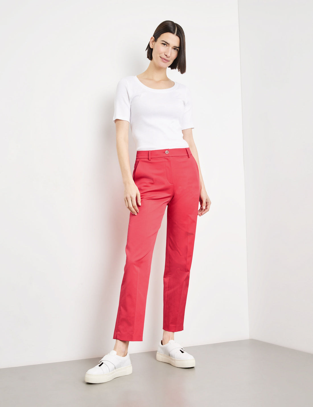 Elegant Trousers With Pressed Pleats_320003-31332_60140_01