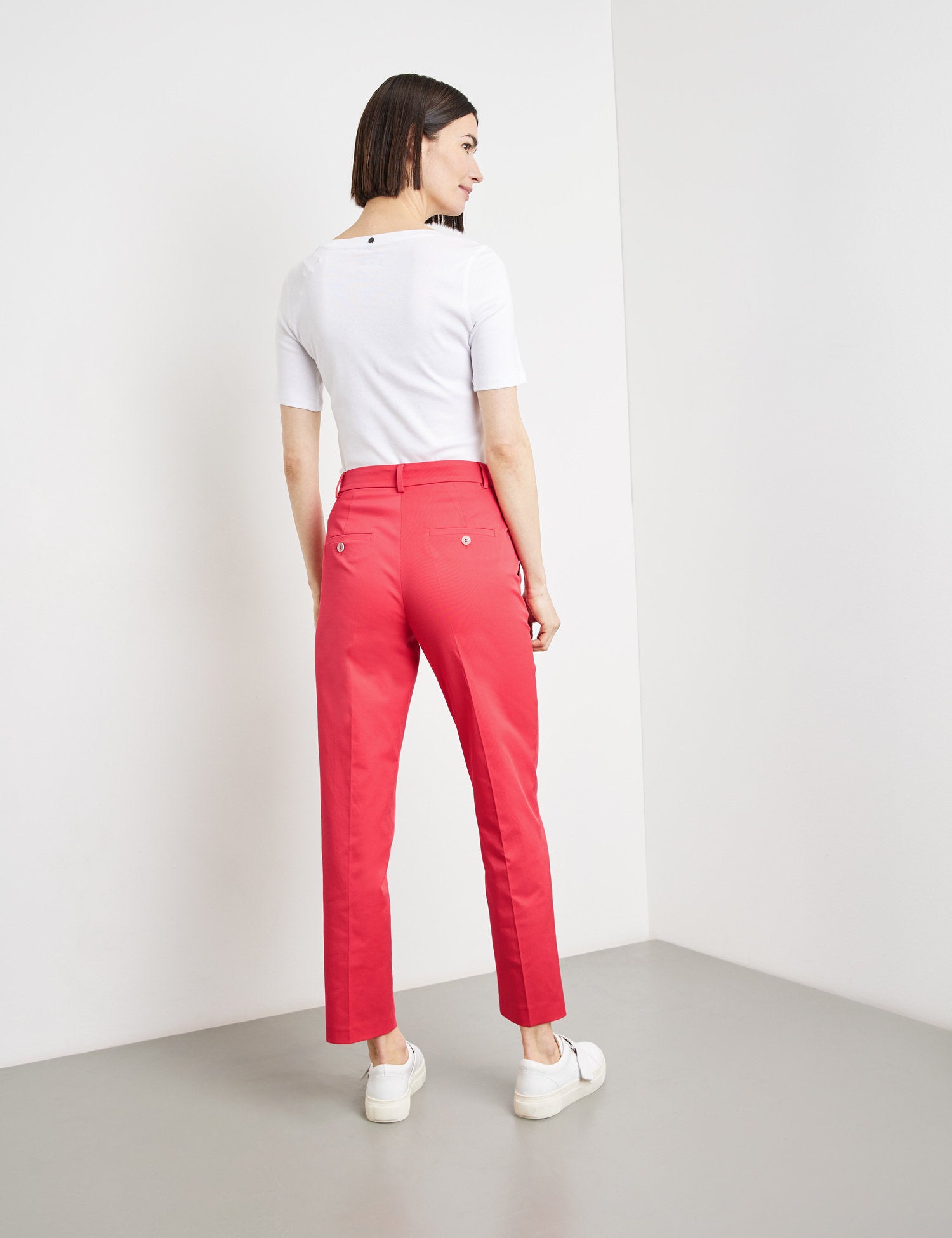 Elegant Trousers With Pressed Pleats_320003-31332_60140_06