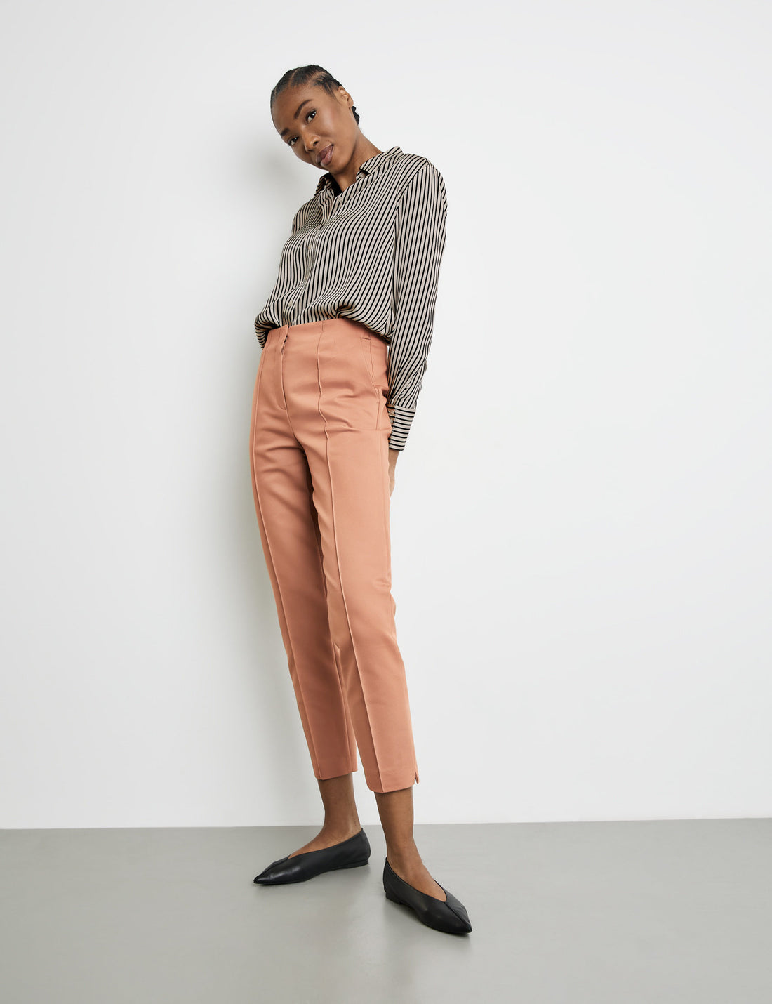 Trousers With Stretch For Comfort And Vertical Pintucks_320004-31334_70243_01