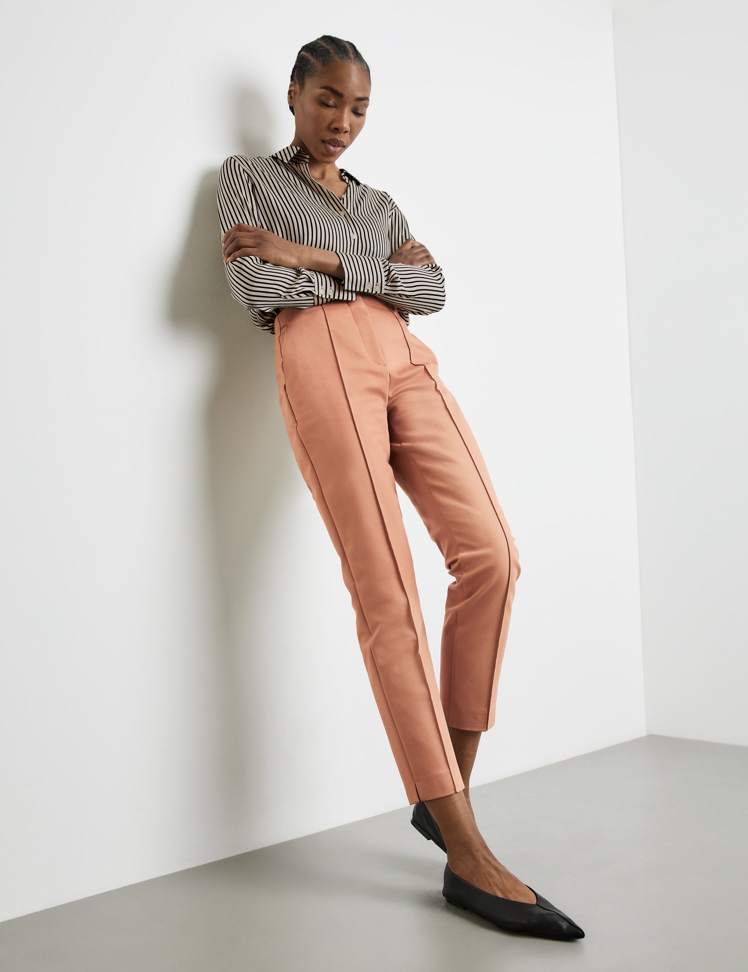 Trousers With Stretch For Comfort And Vertical Pintucks_320004-31334_70243_05