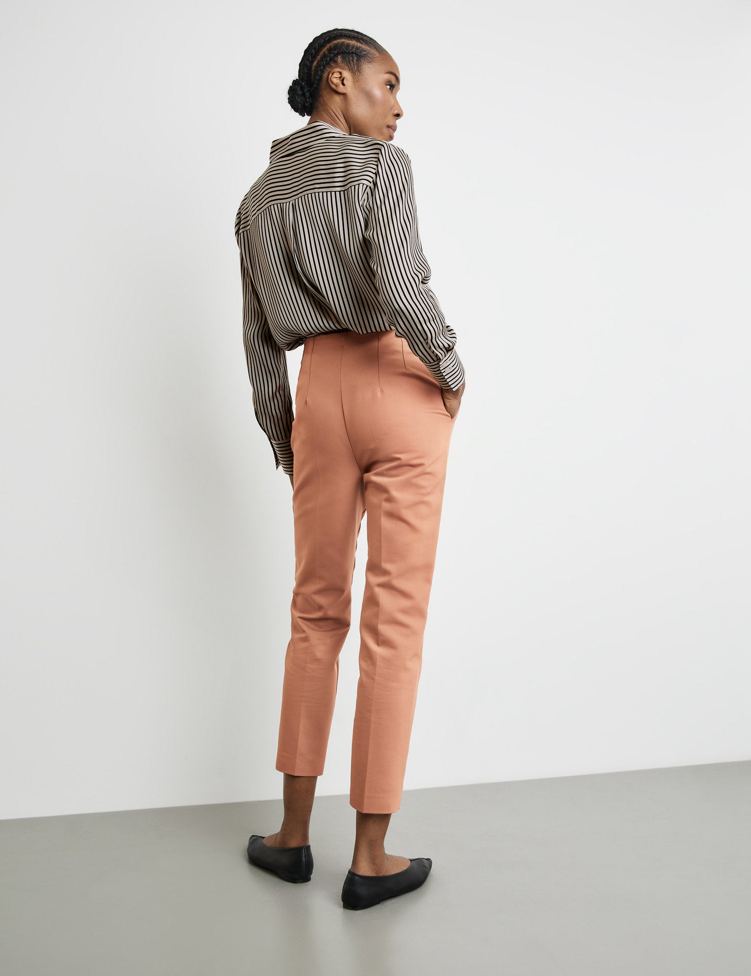 Trousers With Stretch For Comfort And Vertical Pintucks_320004-31334_70243_06