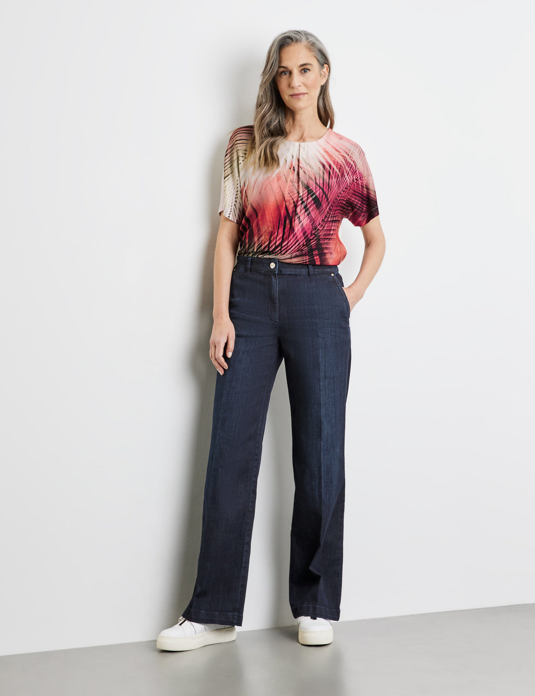 Jeans With A Wide Leg And Washed-Out Areas_320007-31631_830003_01
