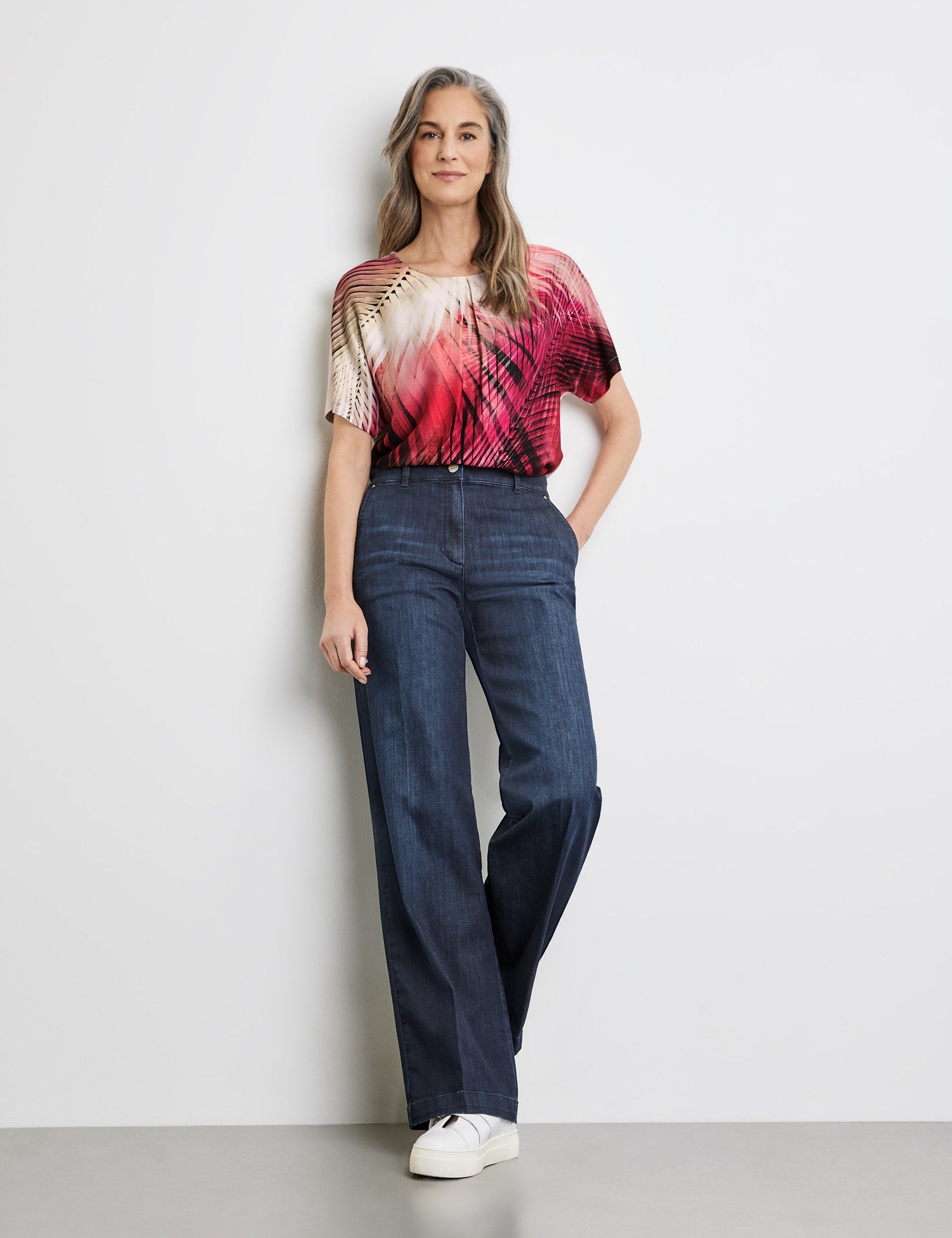 Jeans With A Wide Leg And Washed-Out Areas_320007-31631_830003_05