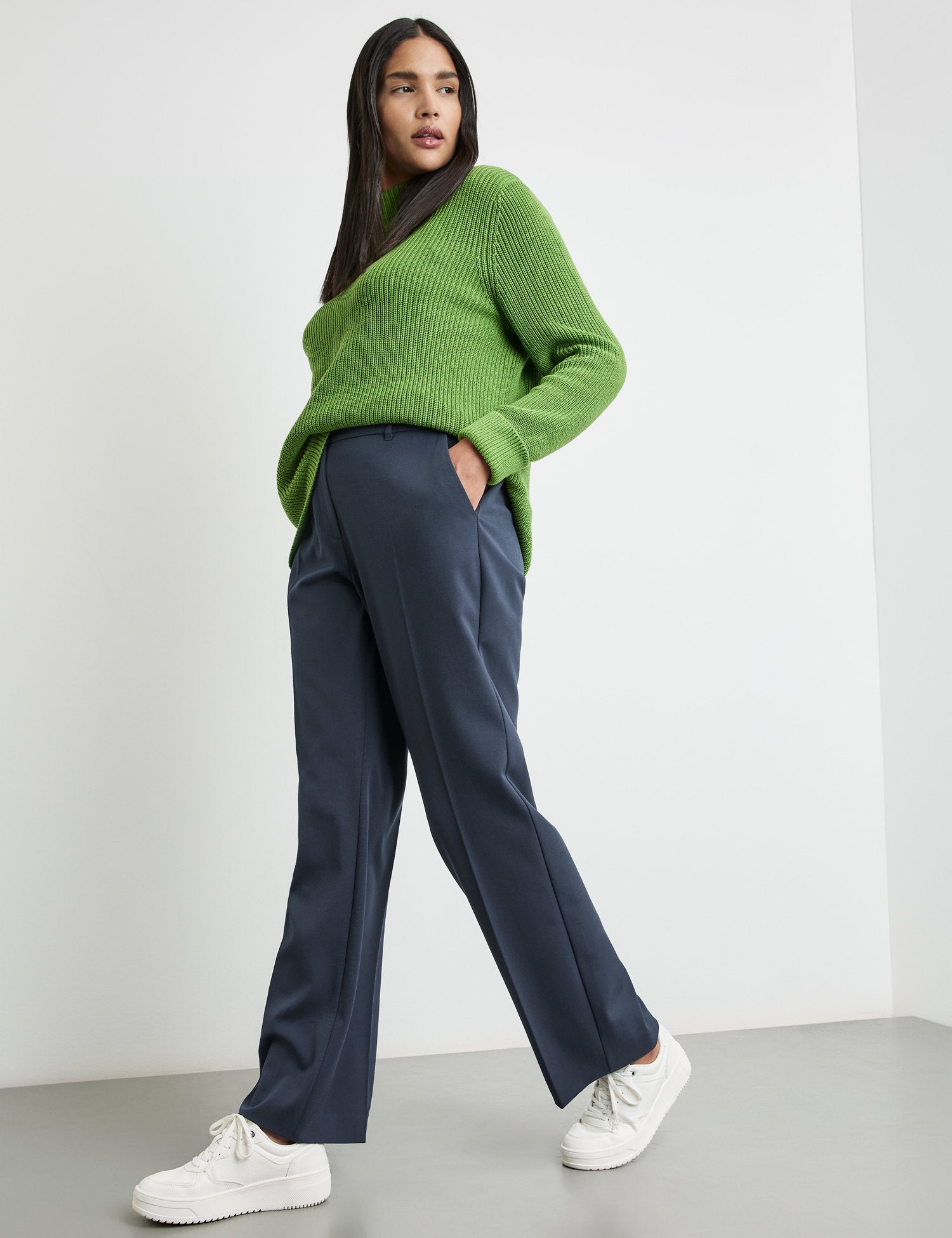 Smart Trousers With A Wide Leg Greta_320222-21321_8450_05