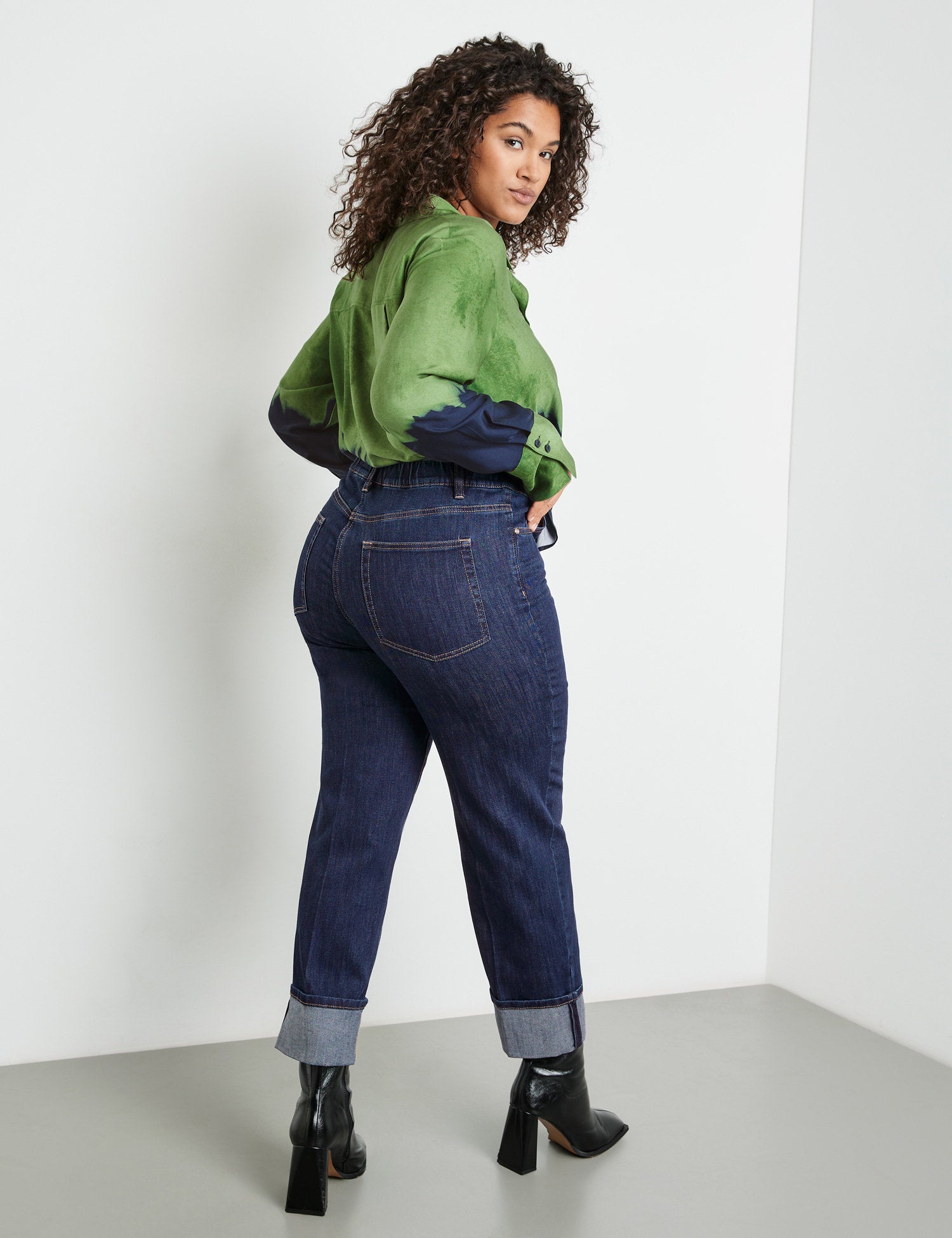 7-8-Length Jeans With Turn-Ups_320228-21431_8999_06