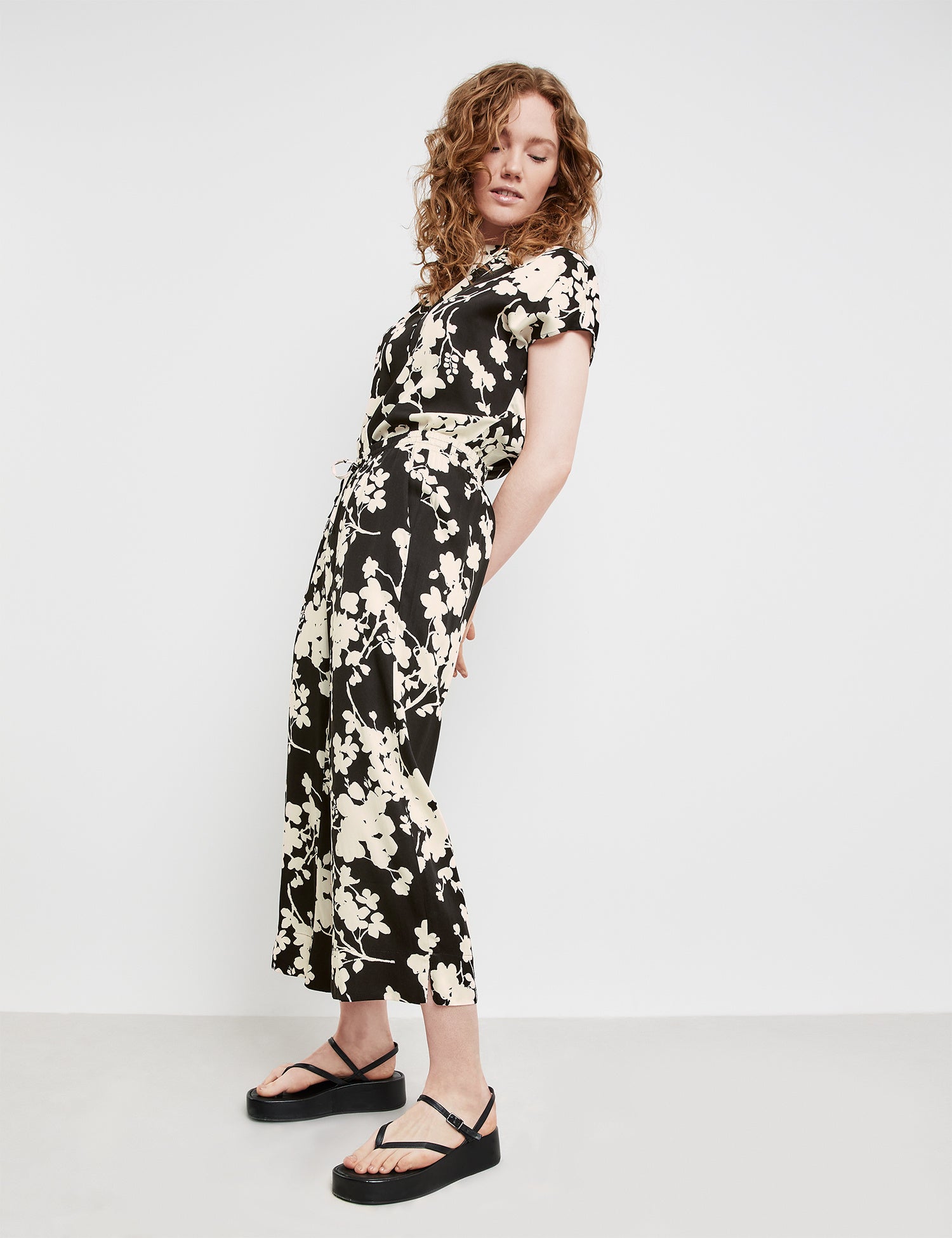 Wide 3/4-Length Palazzo Trousers With A Floral Pattern