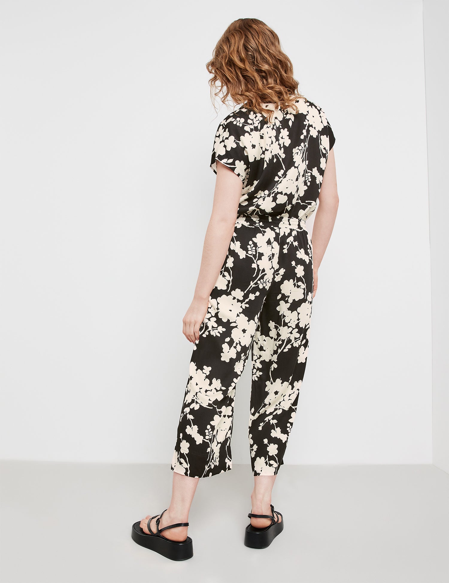 Wide 3/4-Length Palazzo Trousers With A Floral Pattern