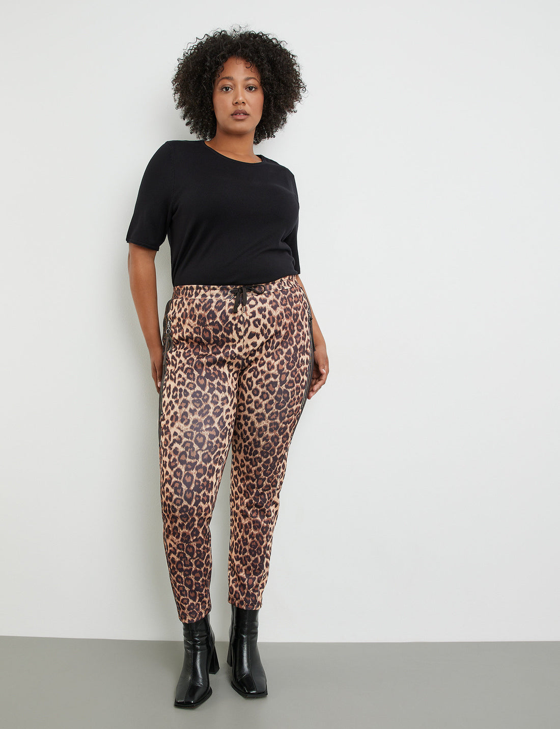 Tracksuit Bottoms With A Leopard Print Pattern_321203-26329_1102_01