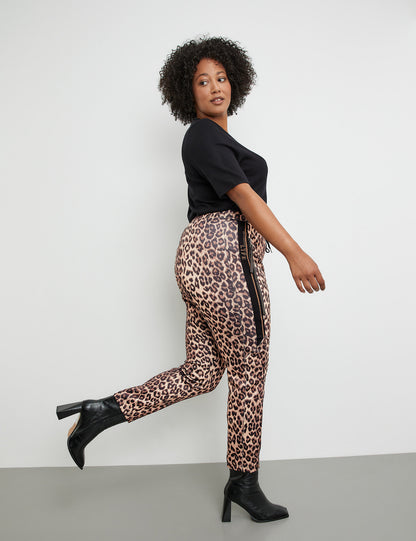 Tracksuit Bottoms With A Leopard Print Pattern_321203-26329_1102_05