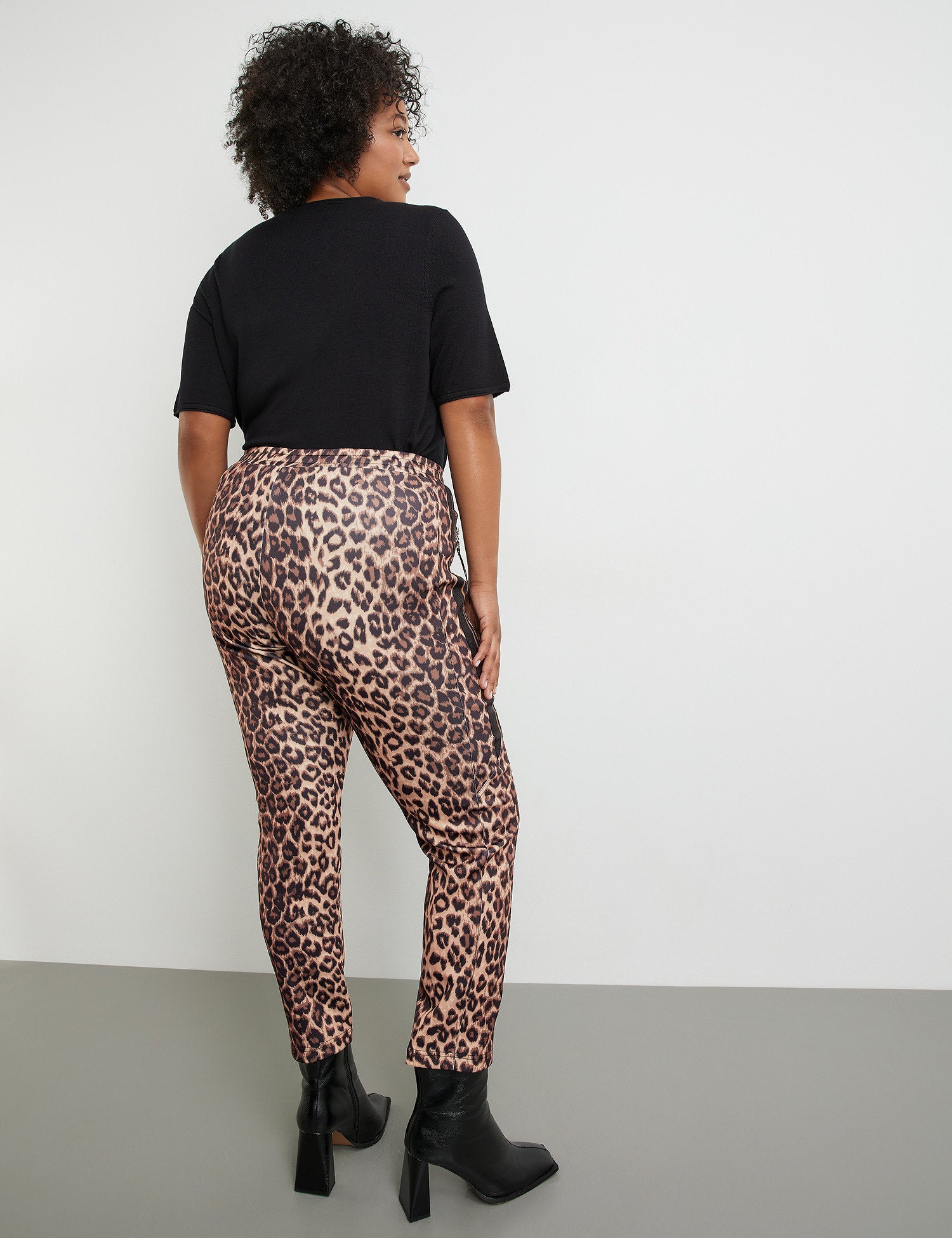 Tracksuit Bottoms With A Leopard Print Pattern_321203-26329_1102_06