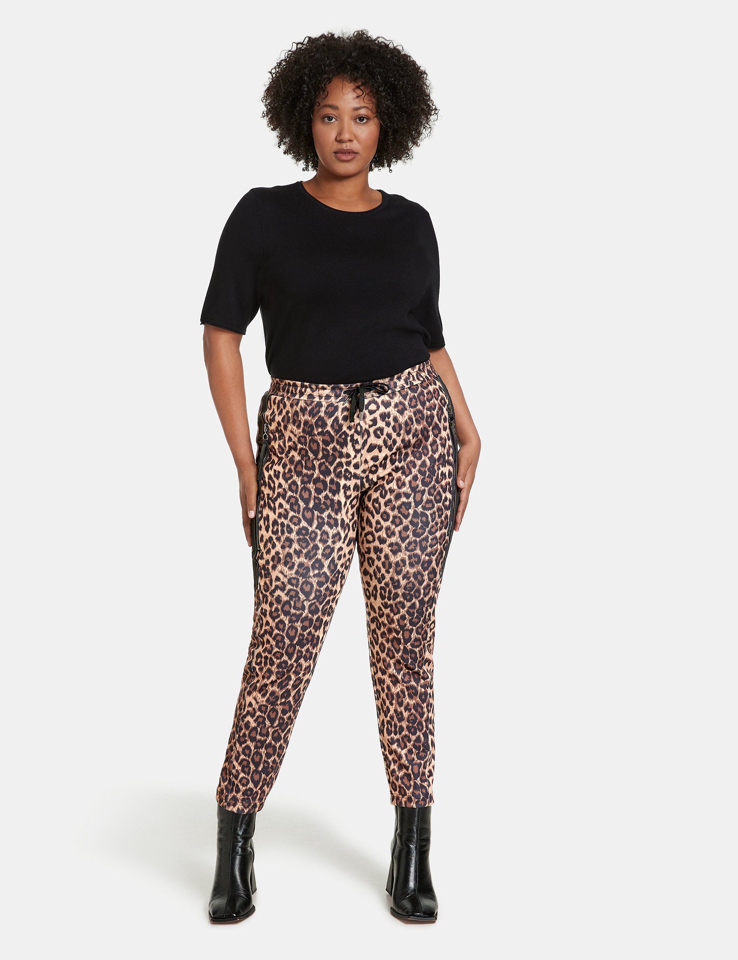Tracksuit Bottoms With A Leopard Print Pattern_321203-26329_1102_07
