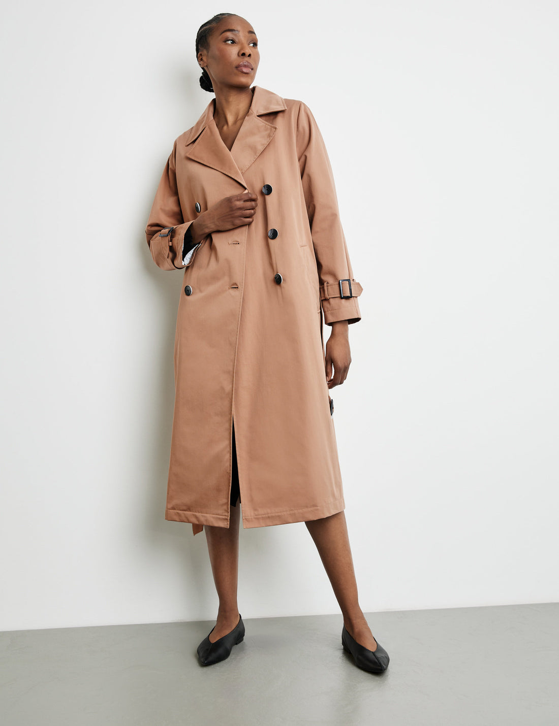 Classic Trench Coat With A Tie-Around Belt_350002-31178_70243_01