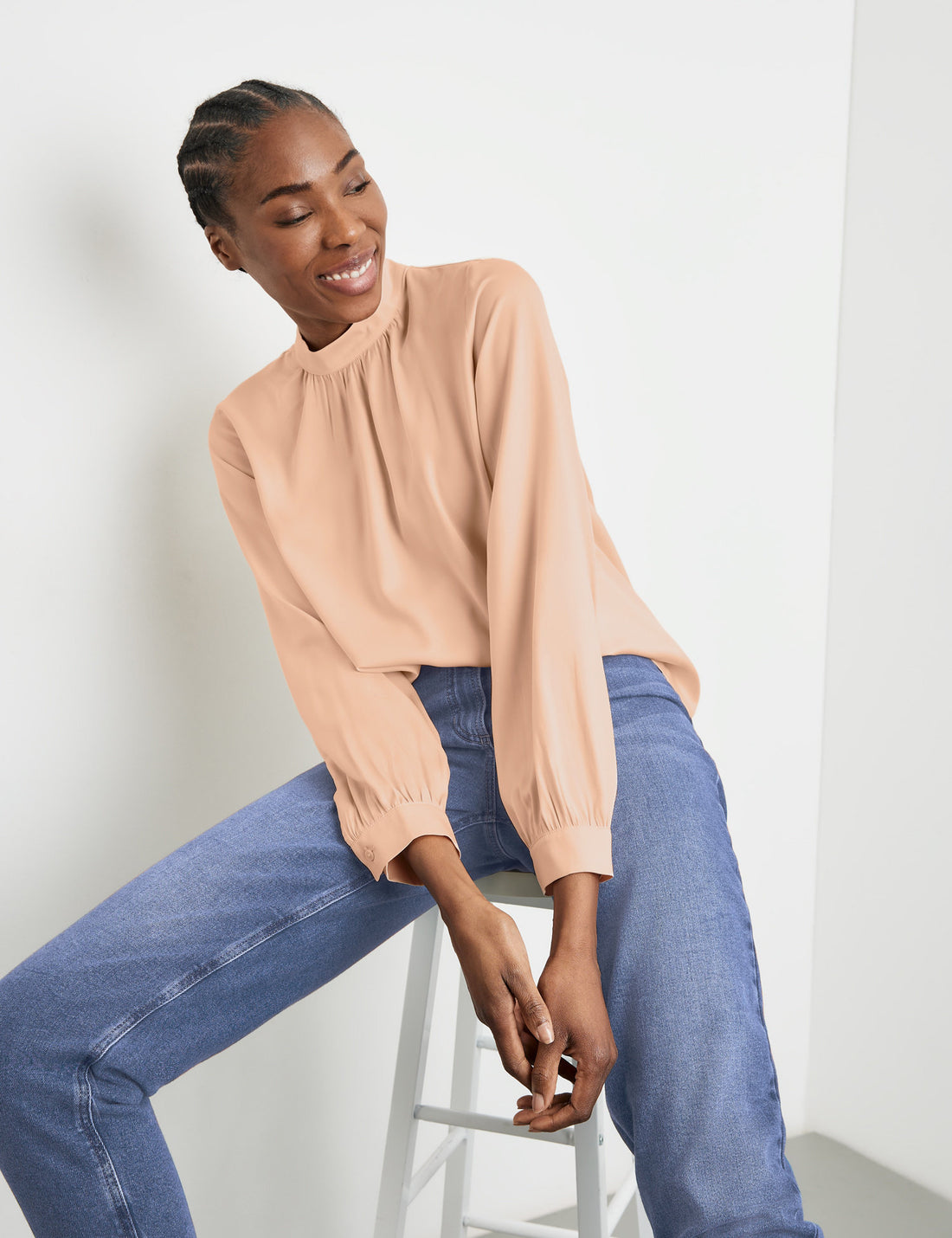 Flowing Blouse With A Stand-Up Collar_360067-31460_60709_05