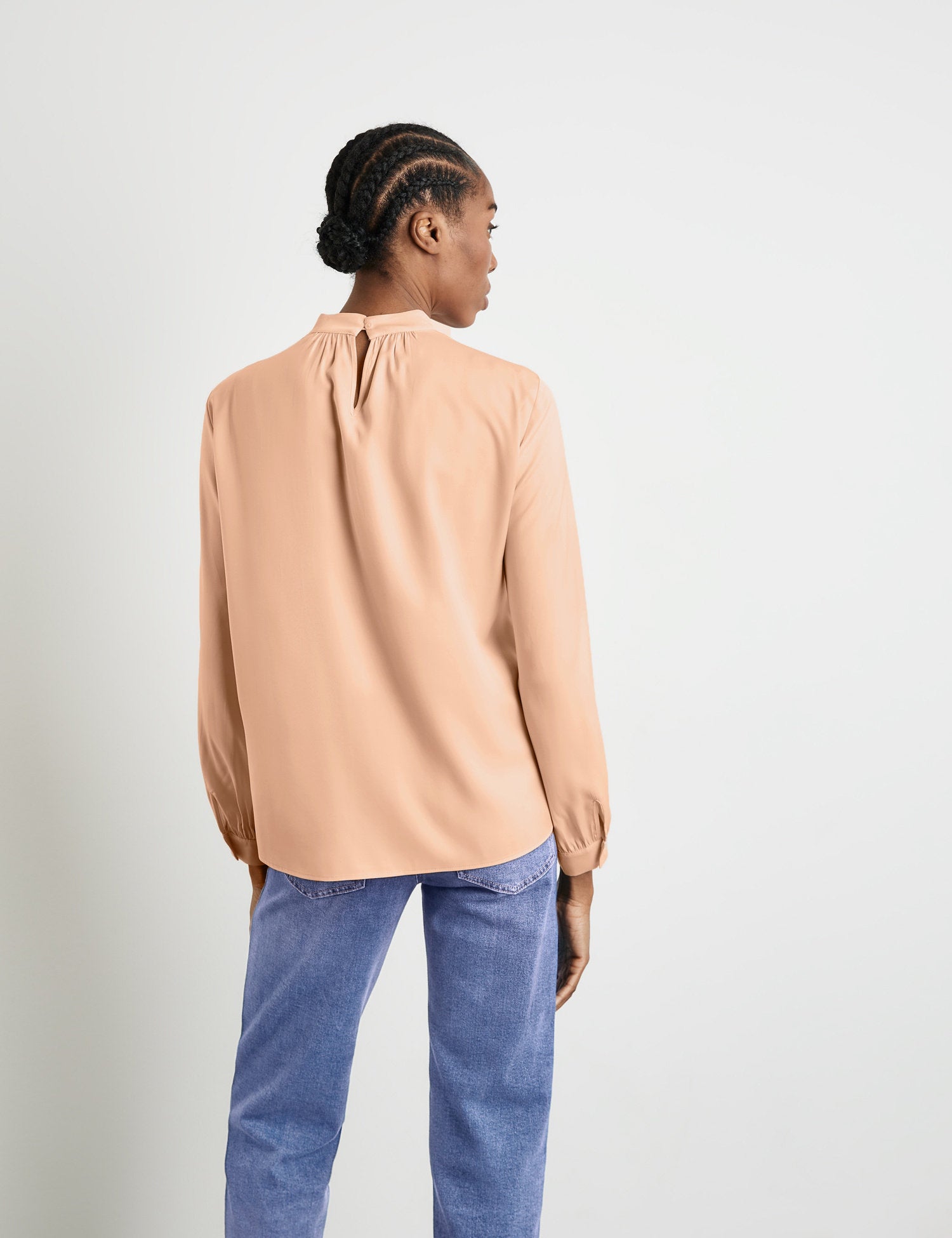 Flowing Blouse With A Stand-Up Collar_360067-31460_60709_06