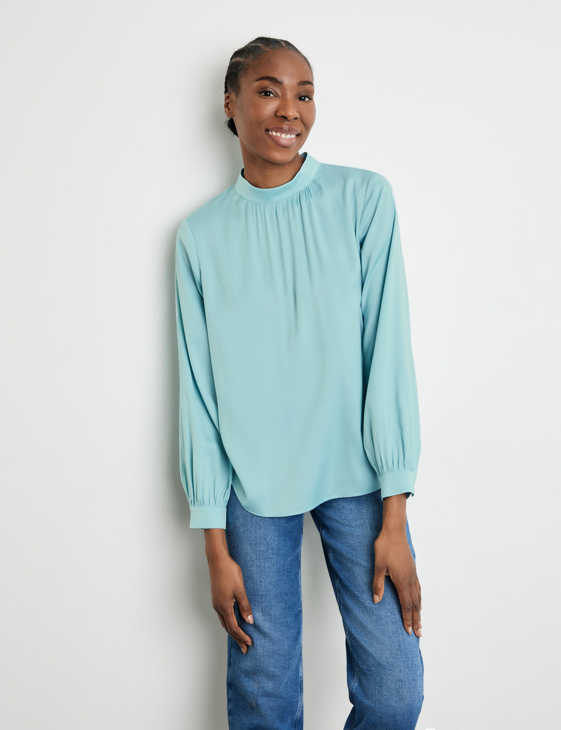 Flowing Blouse With A Stand-Up Collar_360067-31460_80938_01