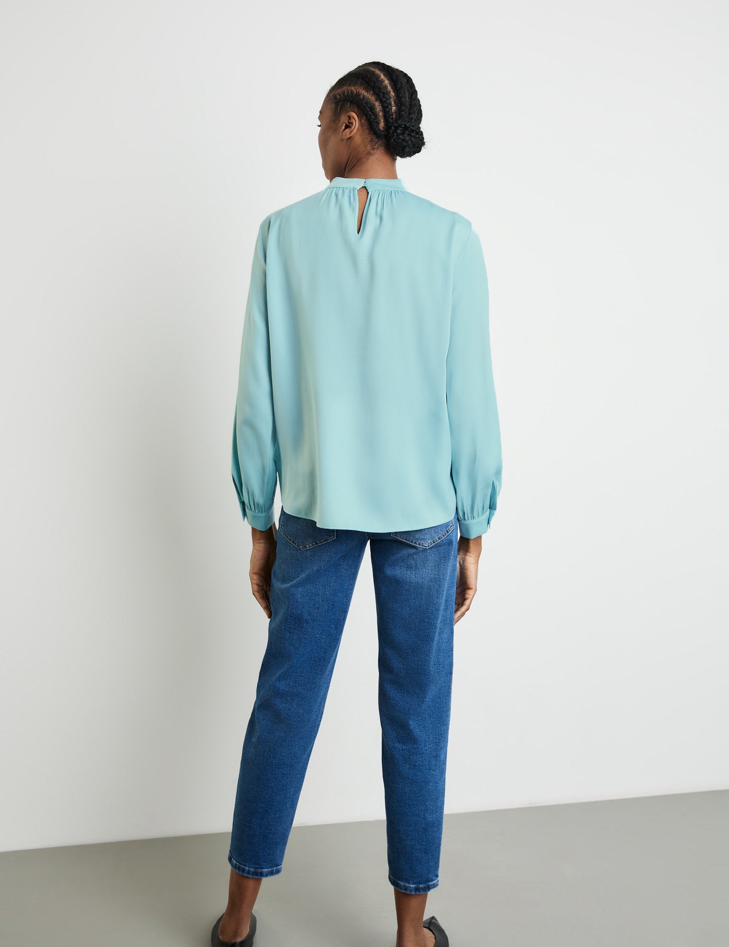 Flowing Blouse With A Stand-Up Collar_360067-31460_80938_06