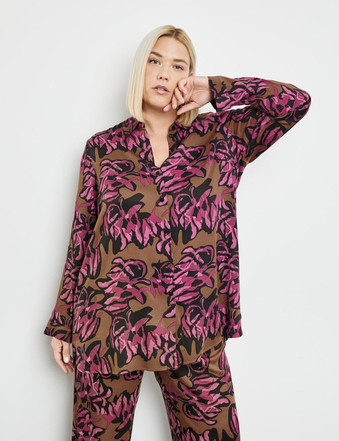 Long Blouse With A Floral Print_360210-21211_7362_01