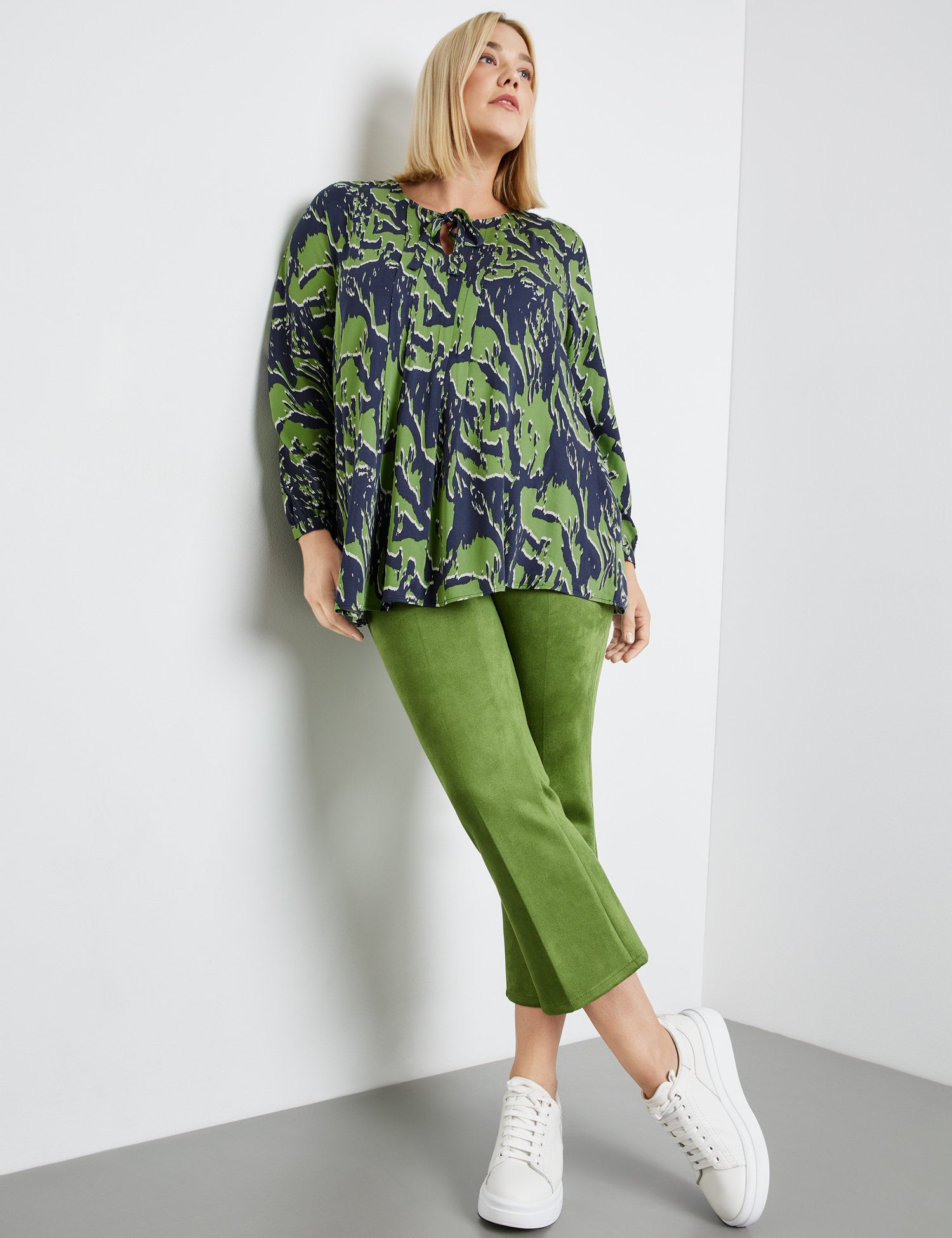 Casual Blouse With A Pintuck Inset Panel_360222-21234_8452_05
