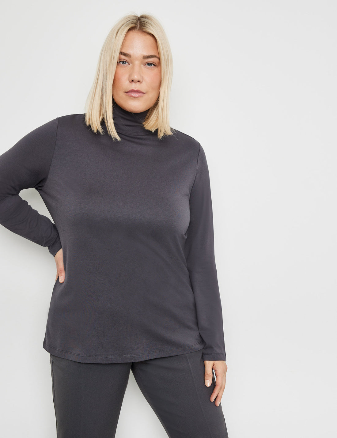 Long Sleeve Top With A Stand-Up Collar_371256-26426_2220_01