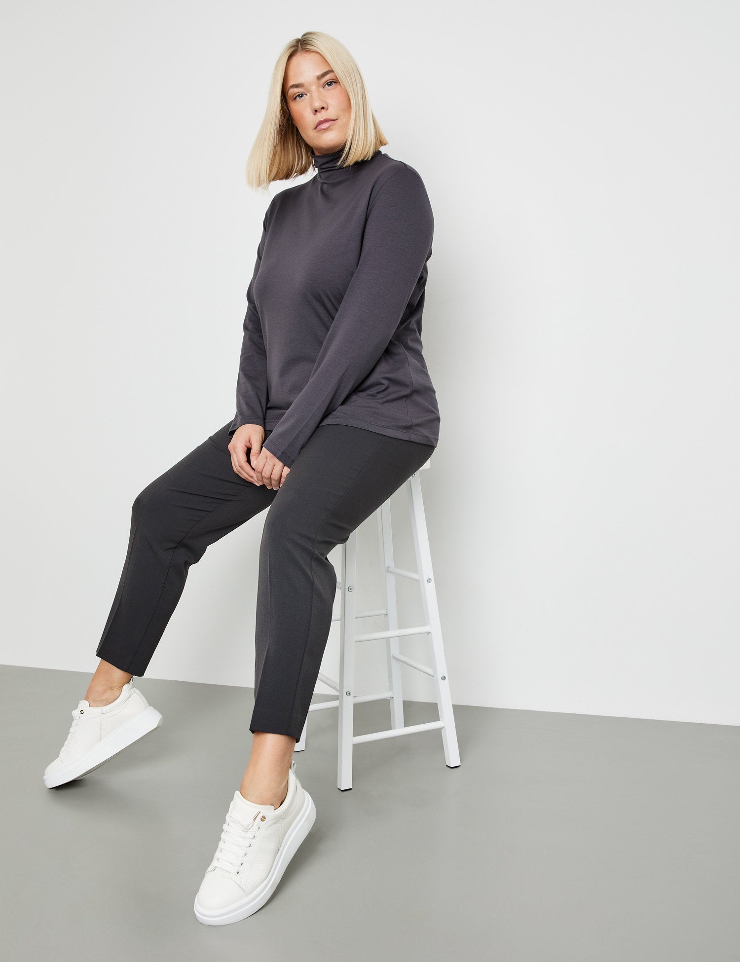 Long Sleeve Top With A Stand-Up Collar_371256-26426_2220_05