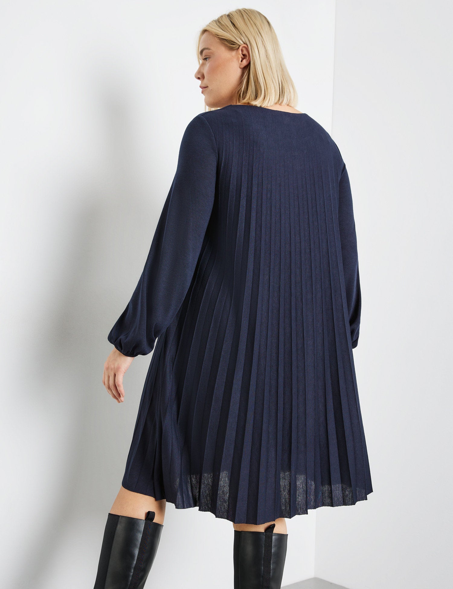 Pleated Skirt Made Of Soft Jersey_381211-26418_8450_06