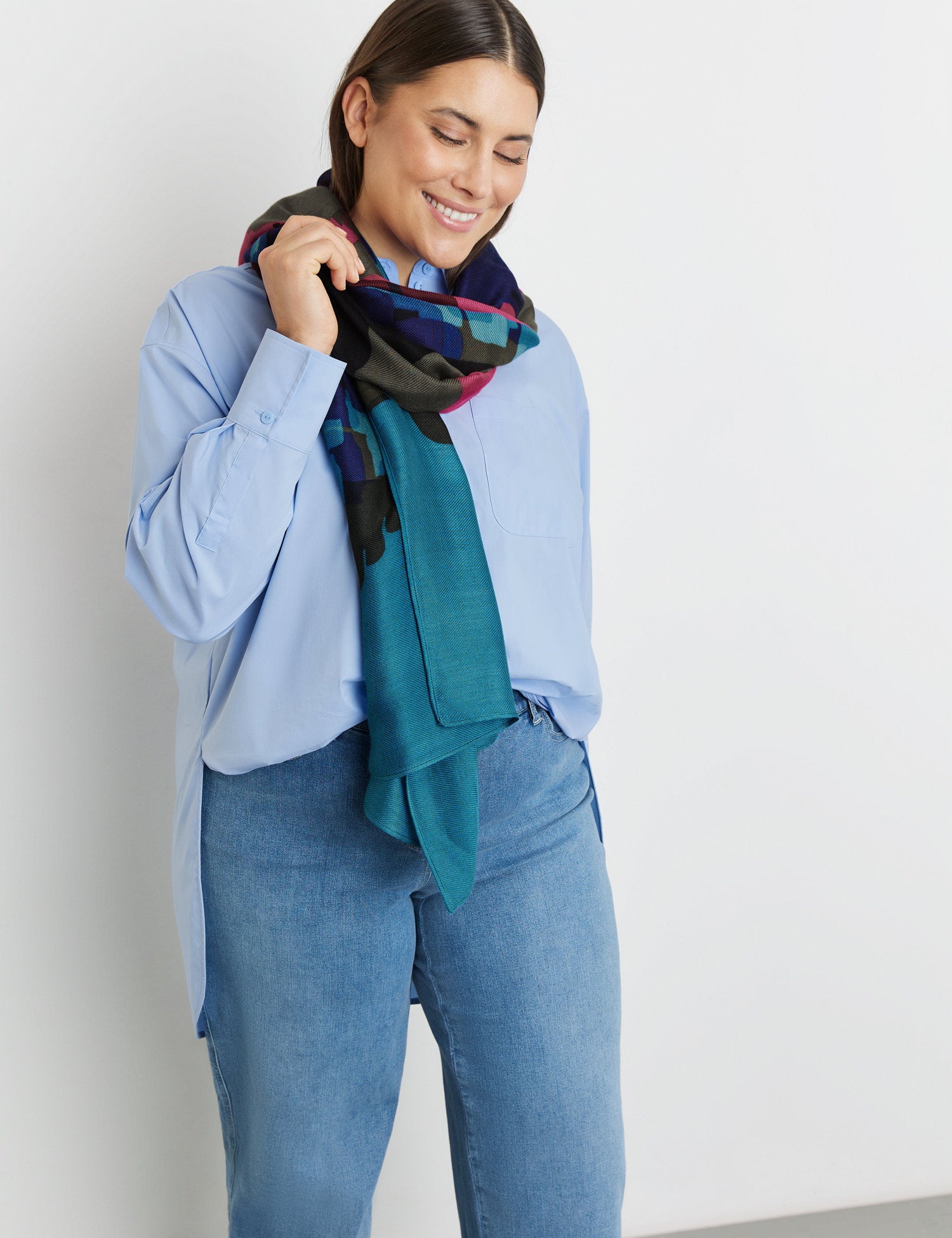 Soft Scarf With A Bright Print_400002-23102_8822_05