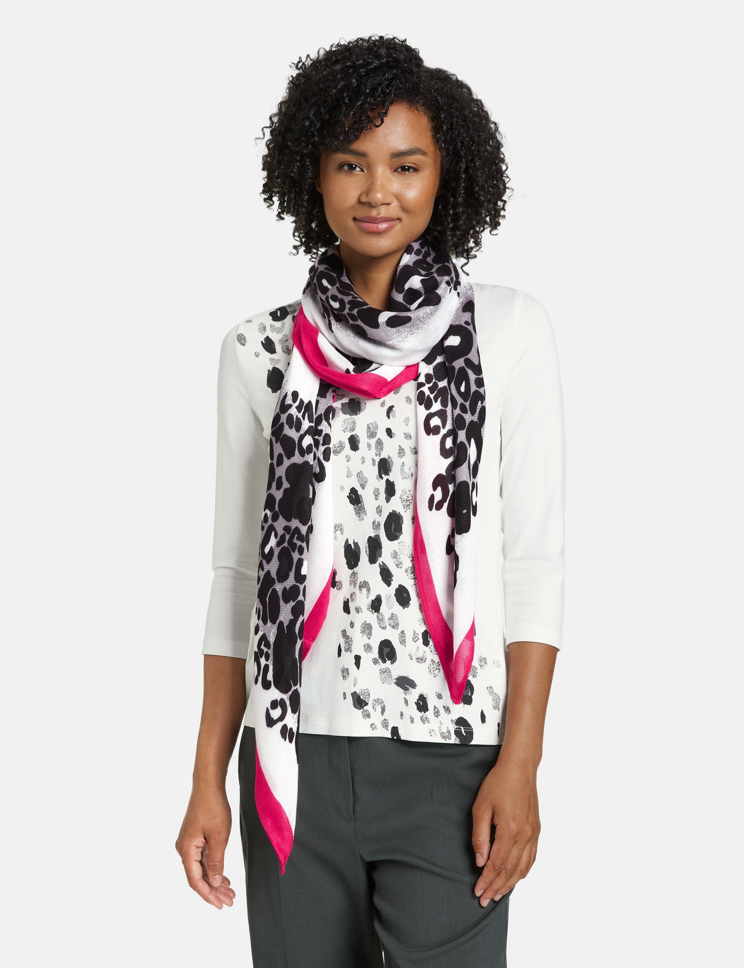 Scarf With An Animal Print_400401-13301_3402_07