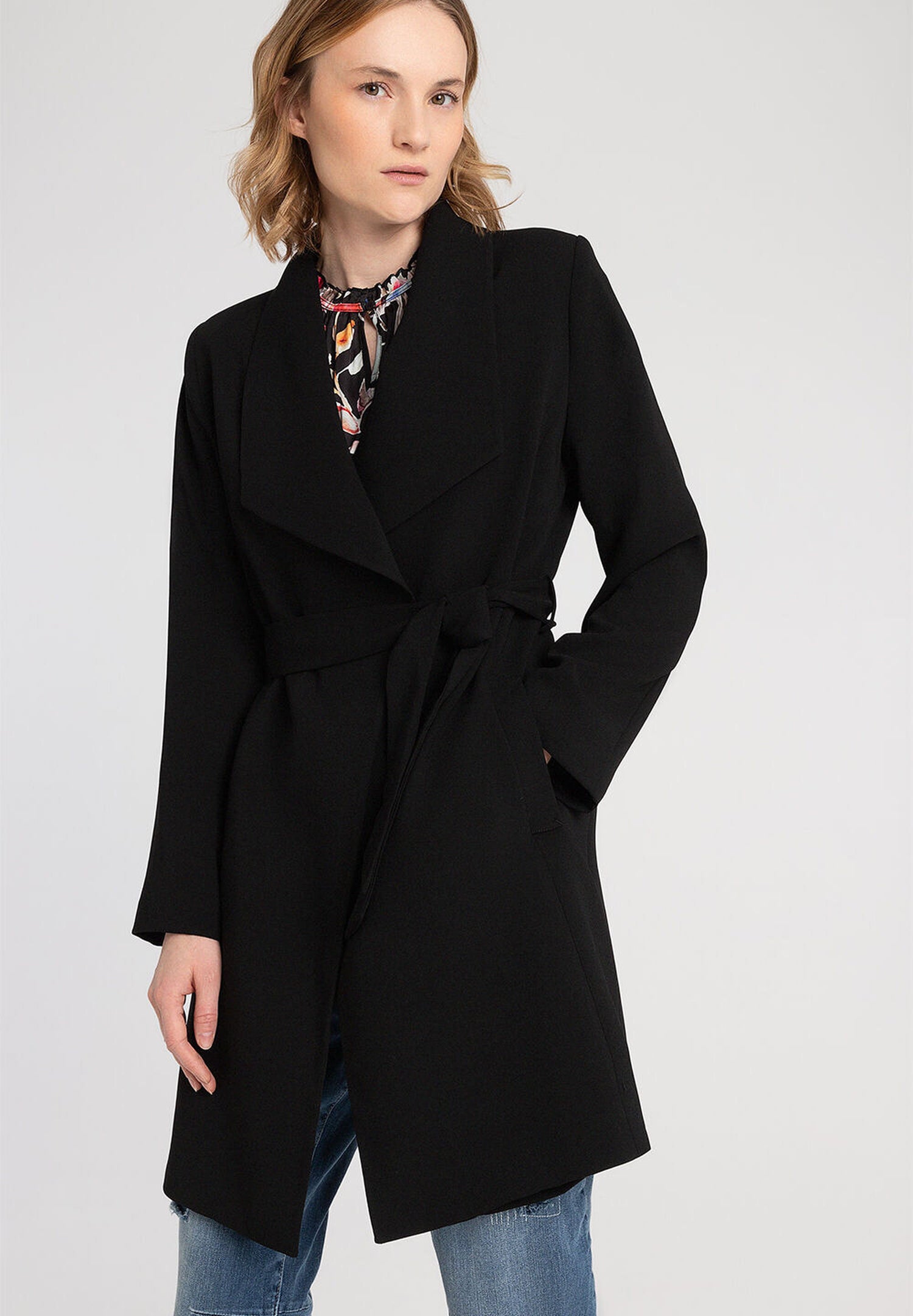 Black Coat With Spade Collar_41017000_0790_01