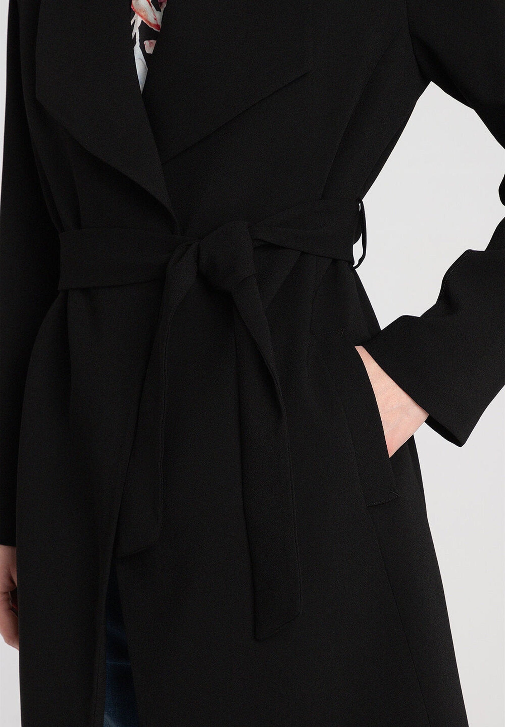 Black Coat With Spade Collar_41017000_0790_04