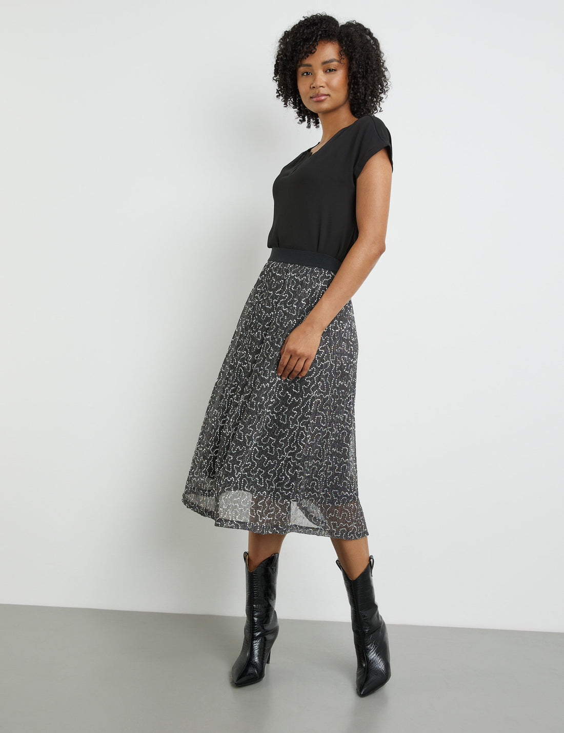 Midi Skirt With Sequin Embellishment_411401-16325_2250_01