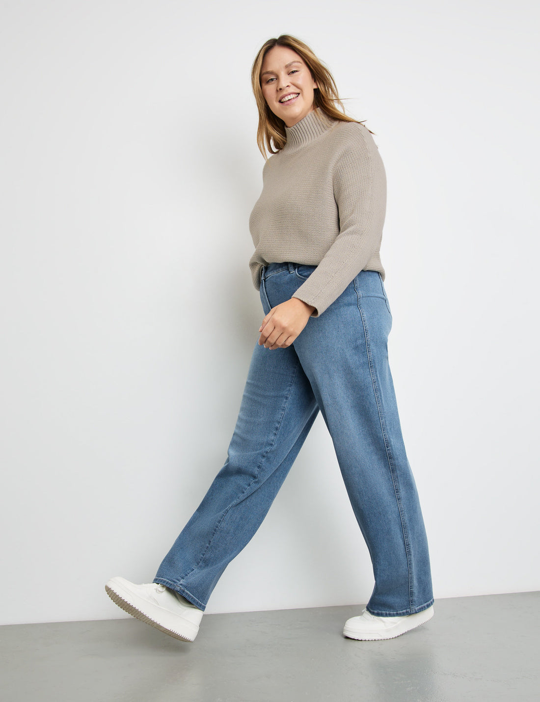 Carlotta Wide-Leg Jeans_420003-21401_8959_05