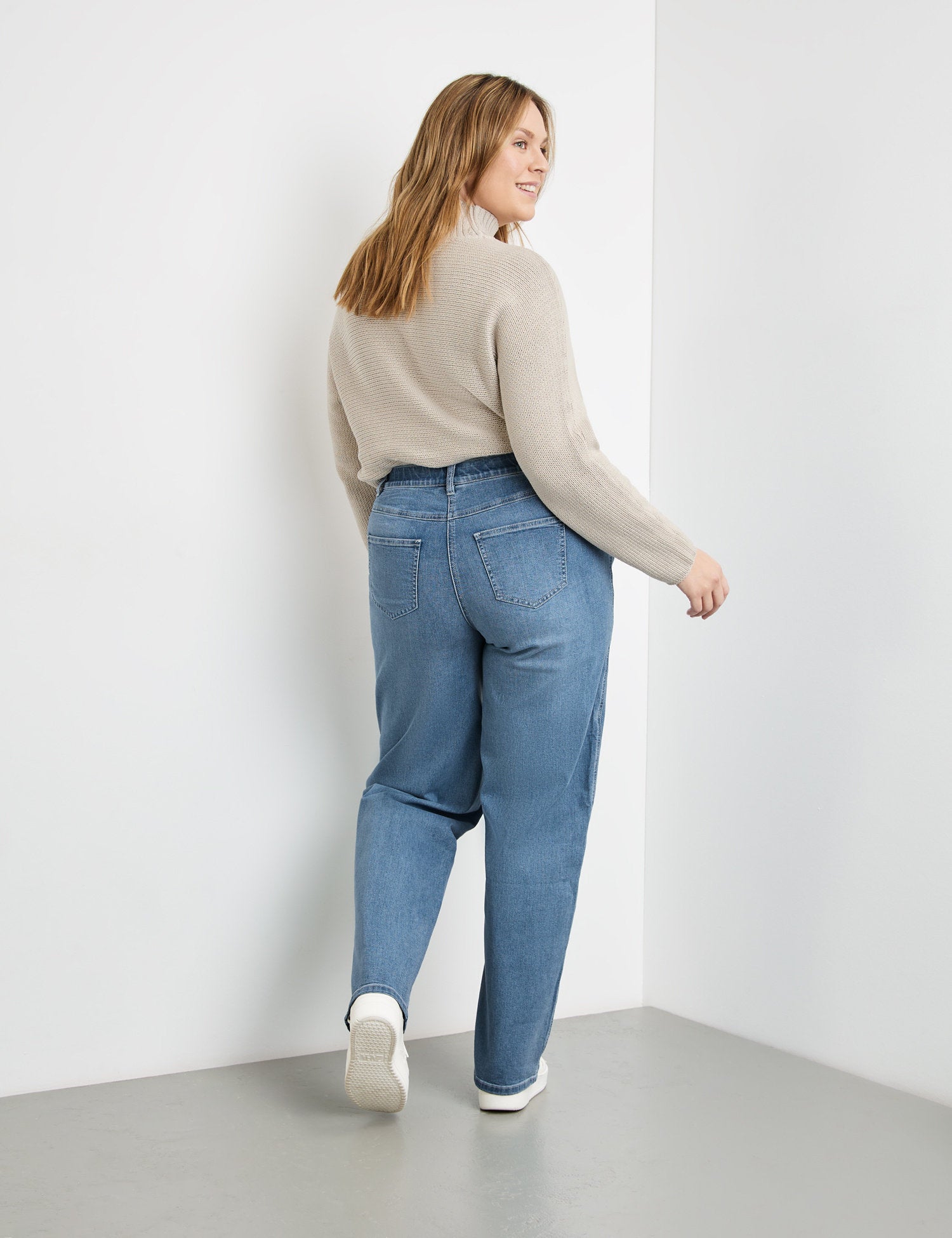Carlotta Wide-Leg Jeans_420003-21401_8959_06