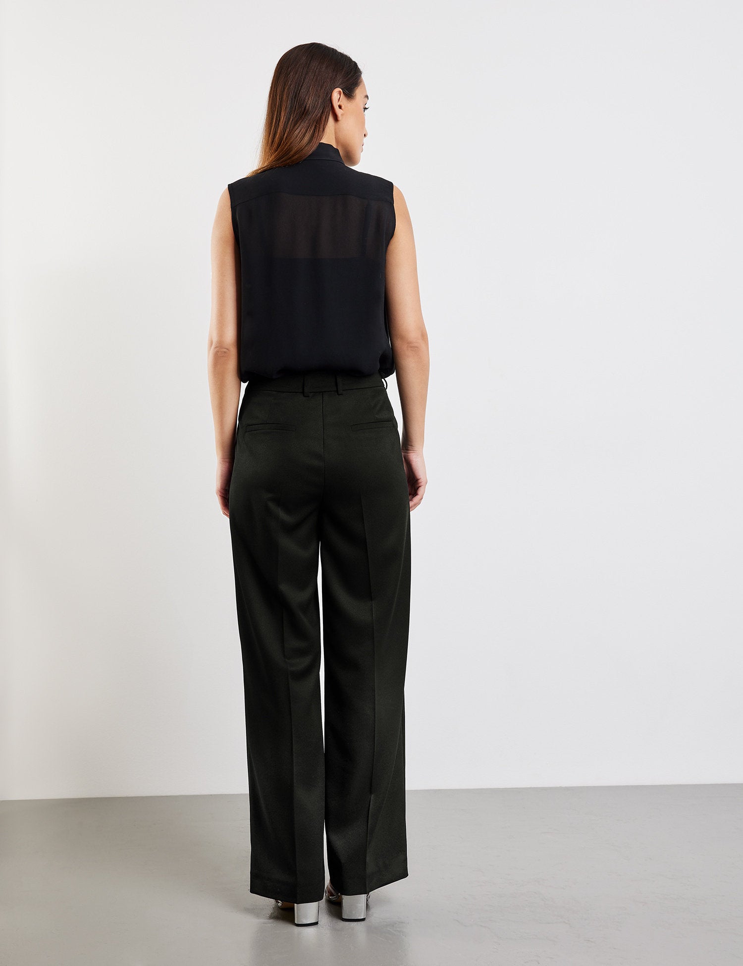 Trousers With A Wide Leg_420412-11253_1100_06
