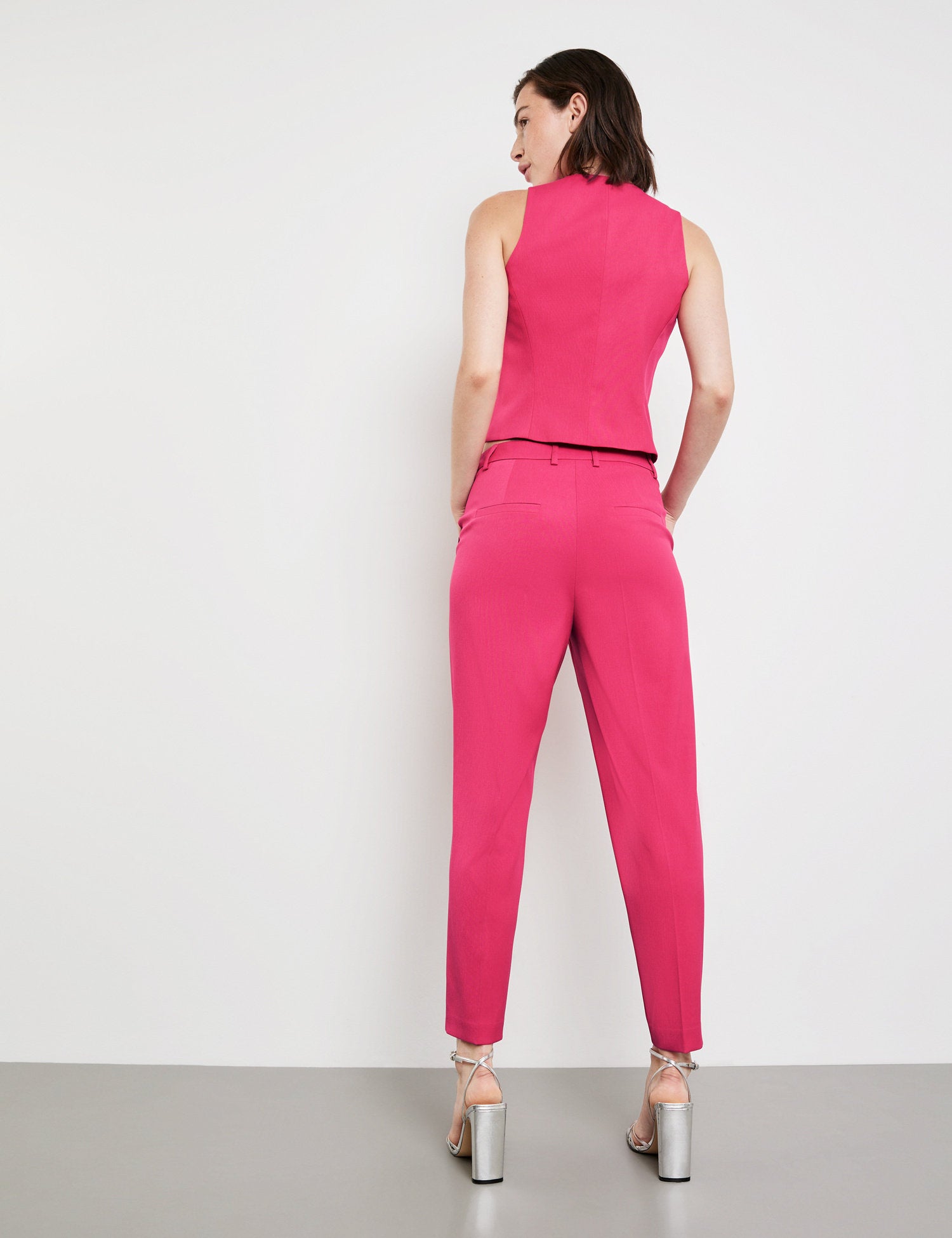 Fine 7/8 Length Trousers In A Slim Fit_420413-11254_3400_06