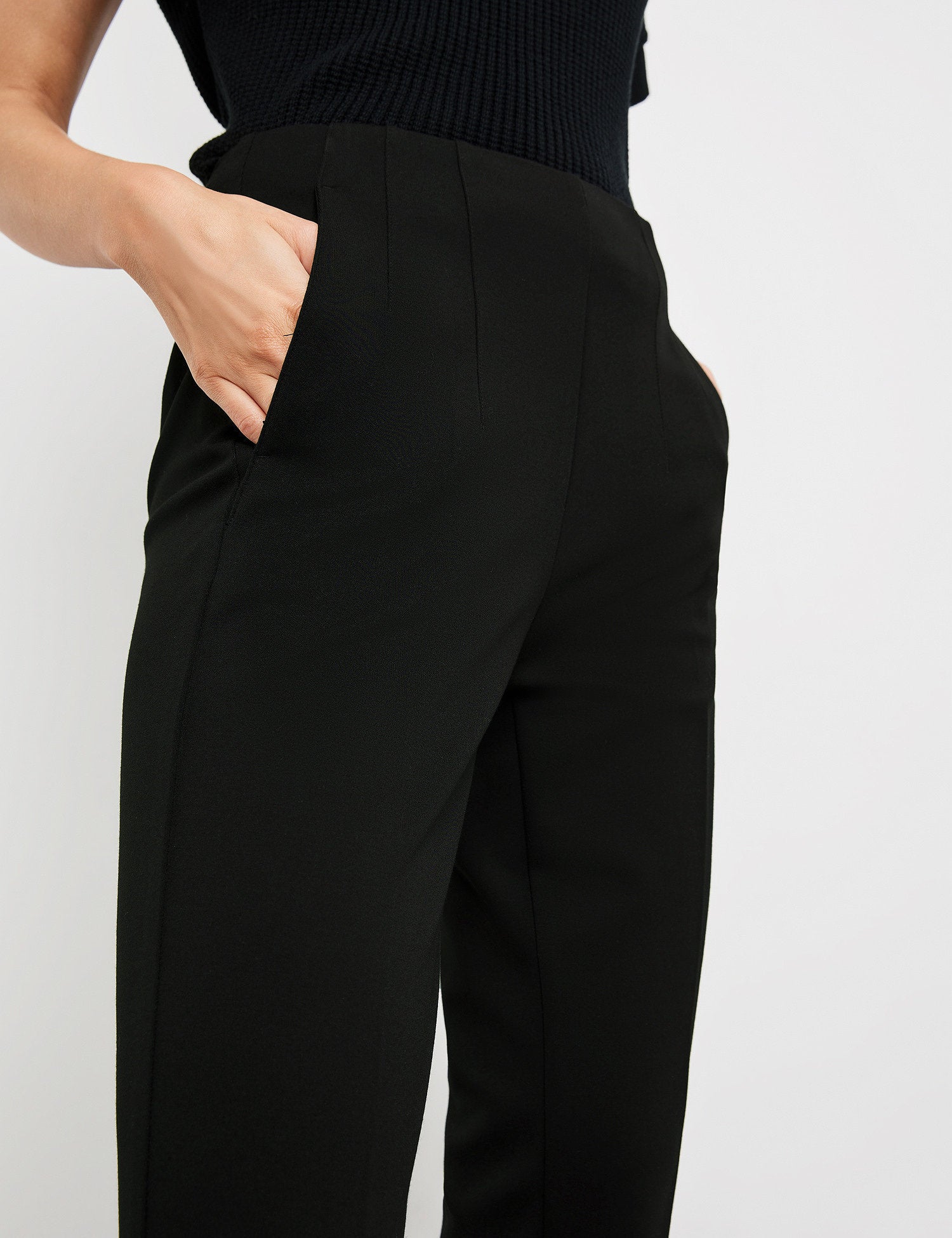 7/8-Length Stretch Trousers In A Slim Fit_420415-11257_1100_04