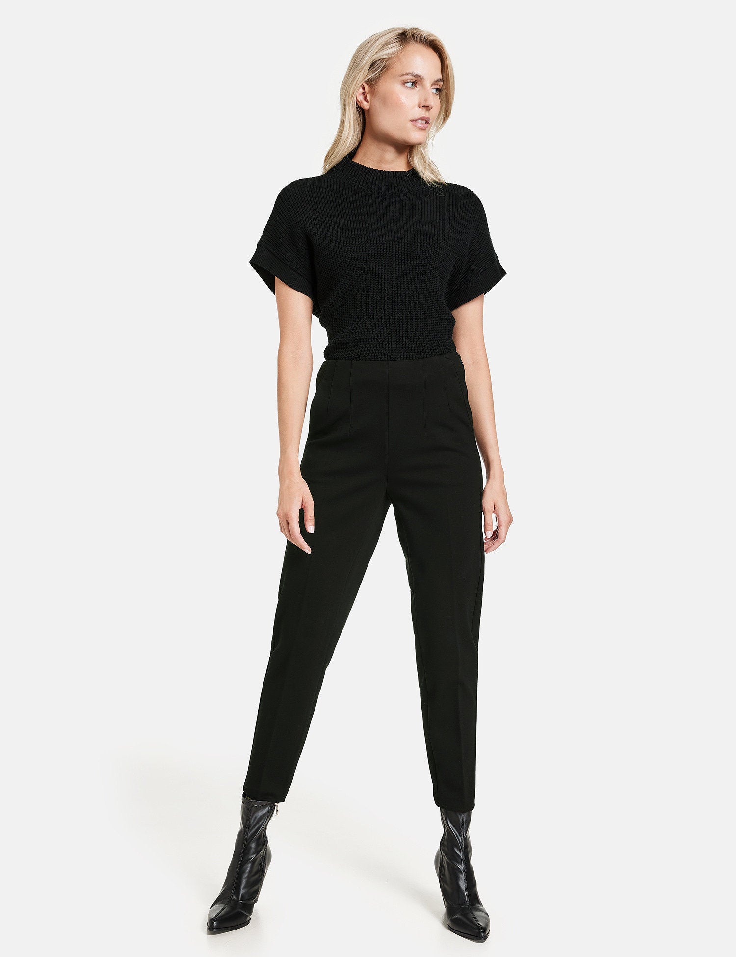 7/8-Length Stretch Trousers In A Slim Fit_420415-11257_1100_07