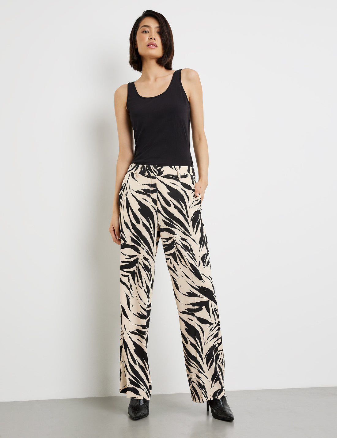 Wide-Leg Trousers With A Print_420419-11259_1102_01