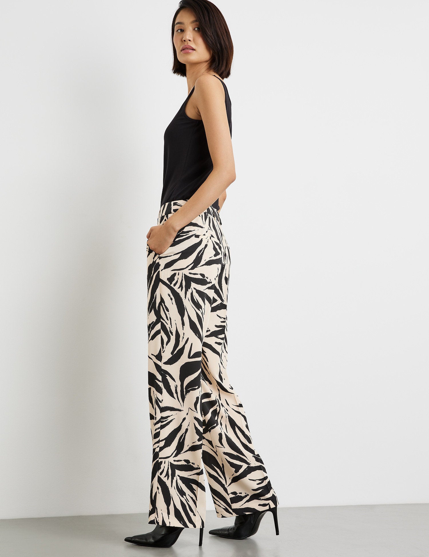 Wide-Leg Trousers With A Print_420419-11259_1102_06