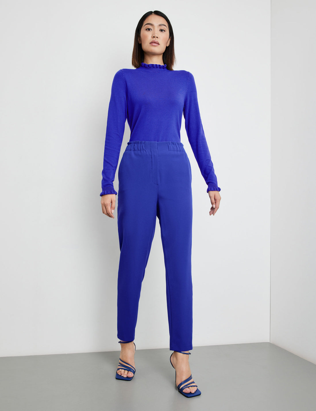 Flowing 7/8-Length Trousers In A Slim Fit_420430-11355_8790_01