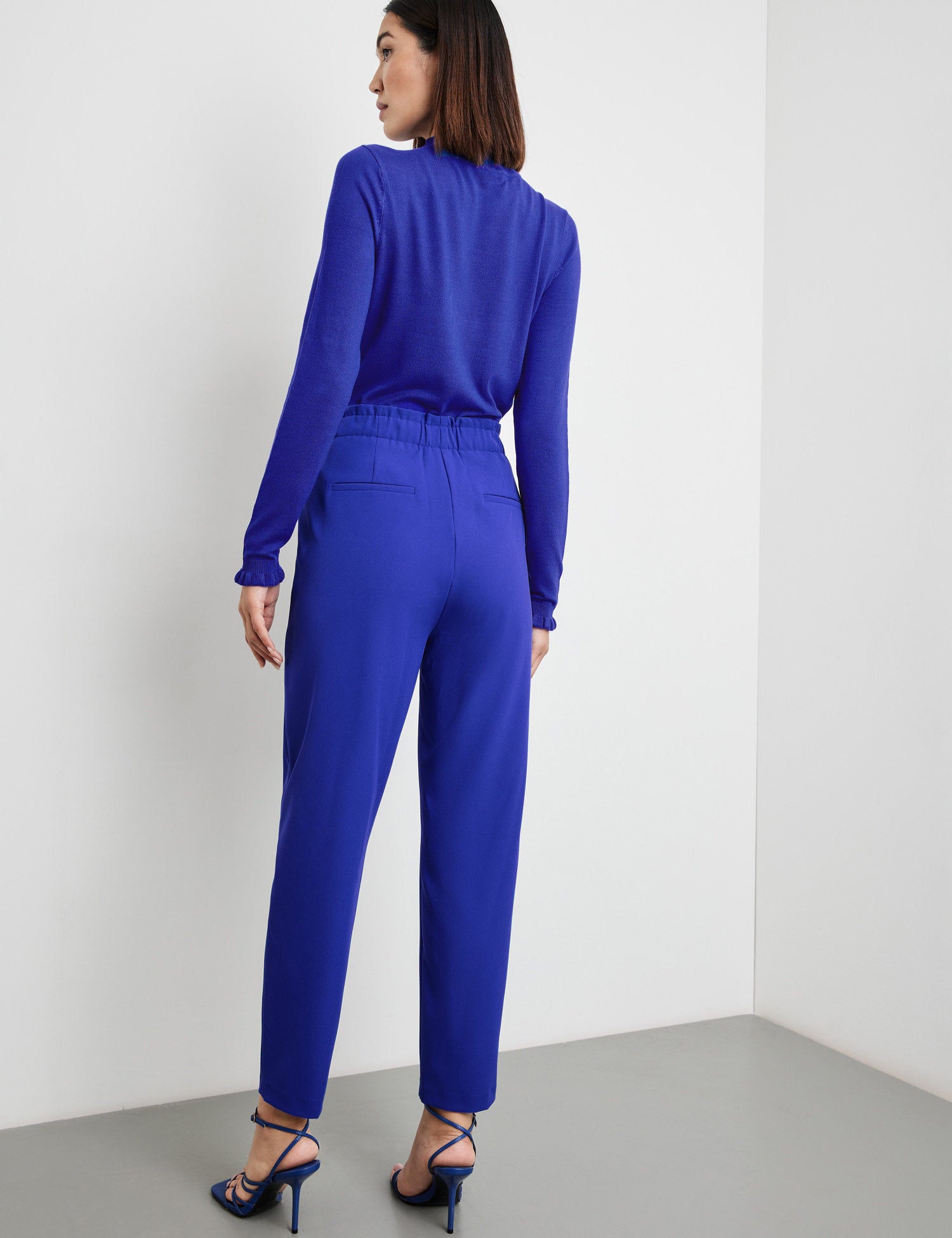 Flowing 7/8-Length Trousers In A Slim Fit_420430-11355_8790_06
