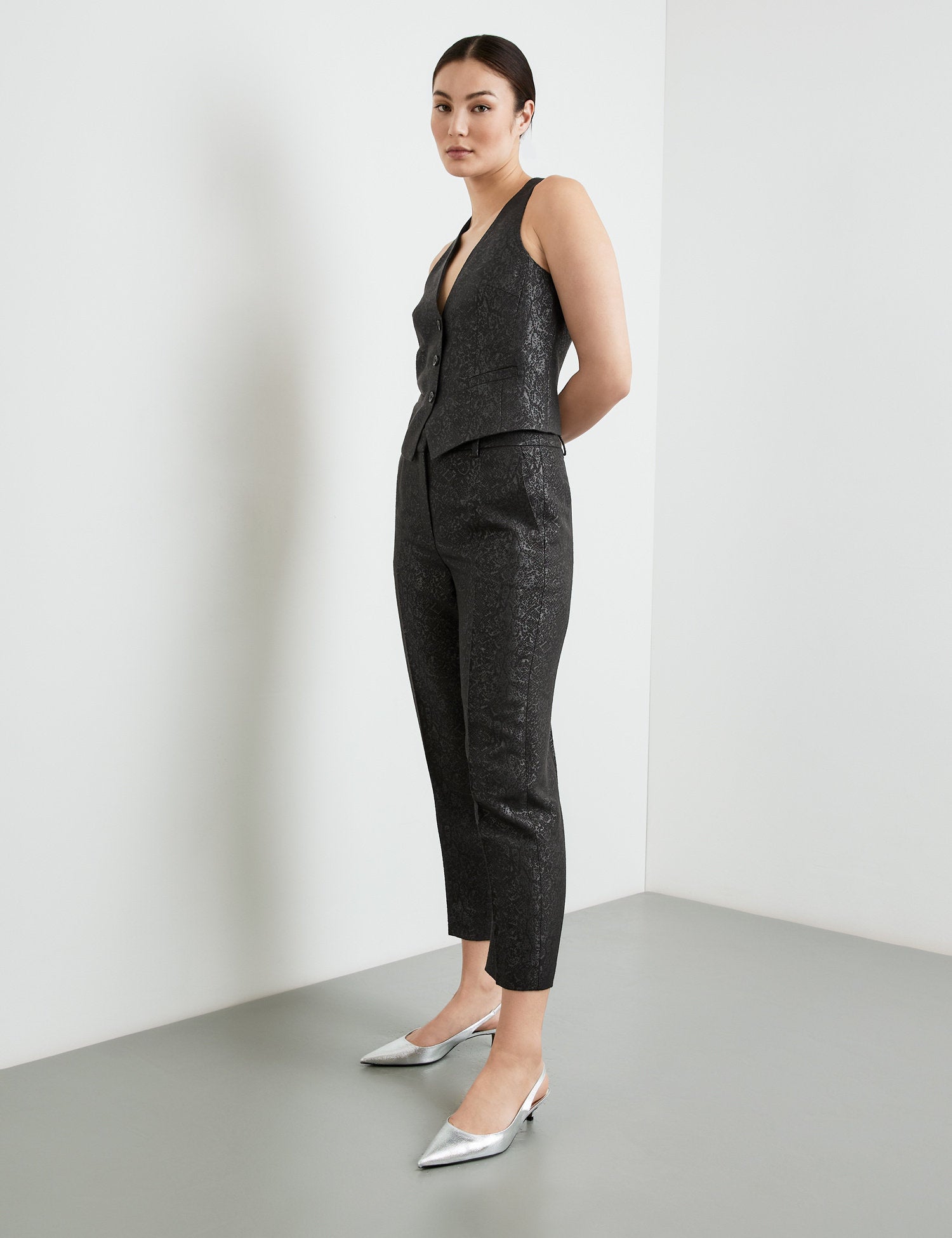 3-4-Length Trousers Made Of Shiny Jacquard_420433-11352_1100_01