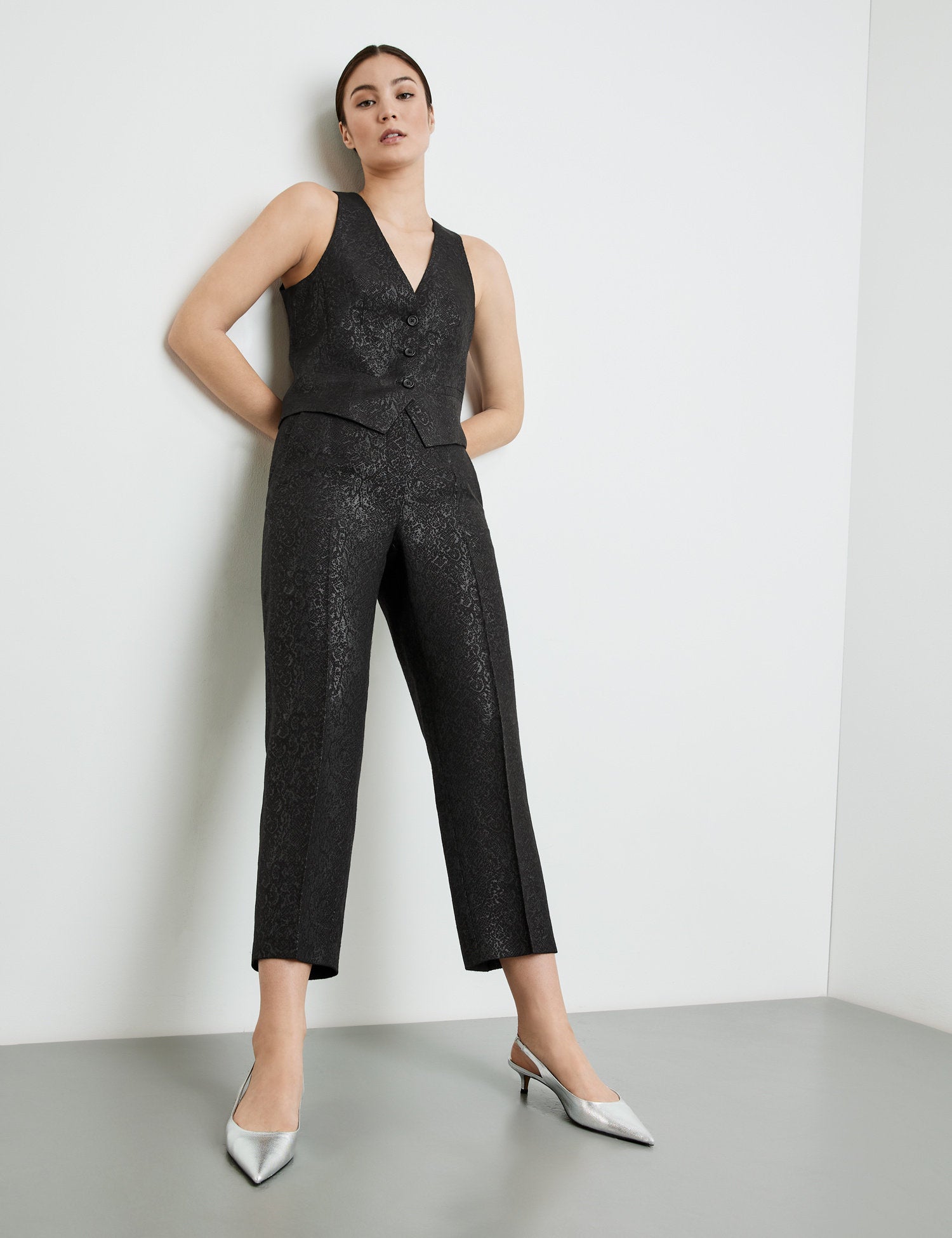 3-4-Length Trousers Made Of Shiny Jacquard_420433-11352_1100_05