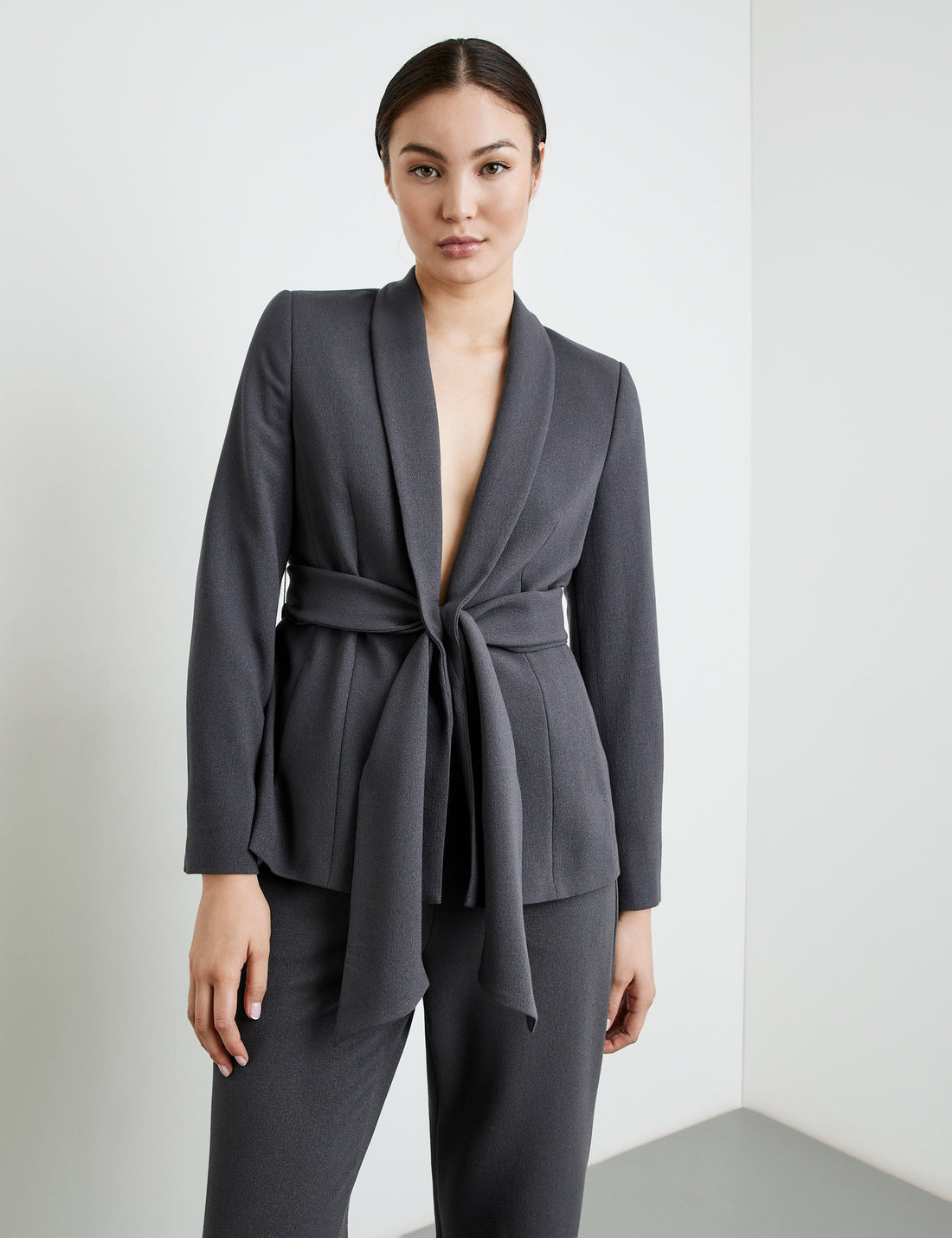 Fine Blazer With A Belt_430416-11351_2210_01