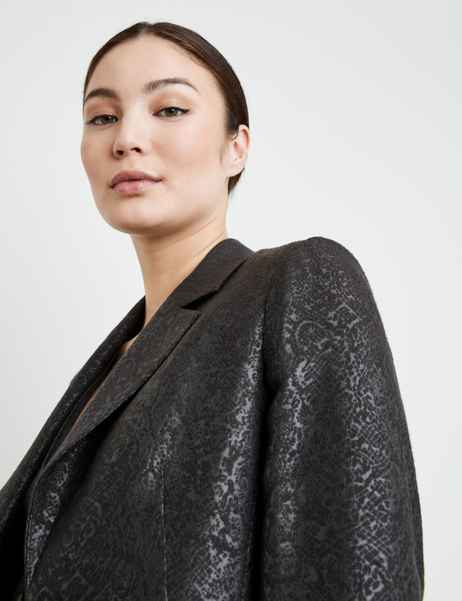 Shiny Jacquard Blazer_430417-11352_1100_04