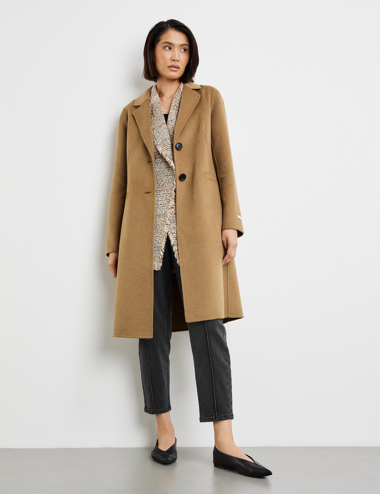 Short Coat In A Wool Blend_450421-11729_7380_01