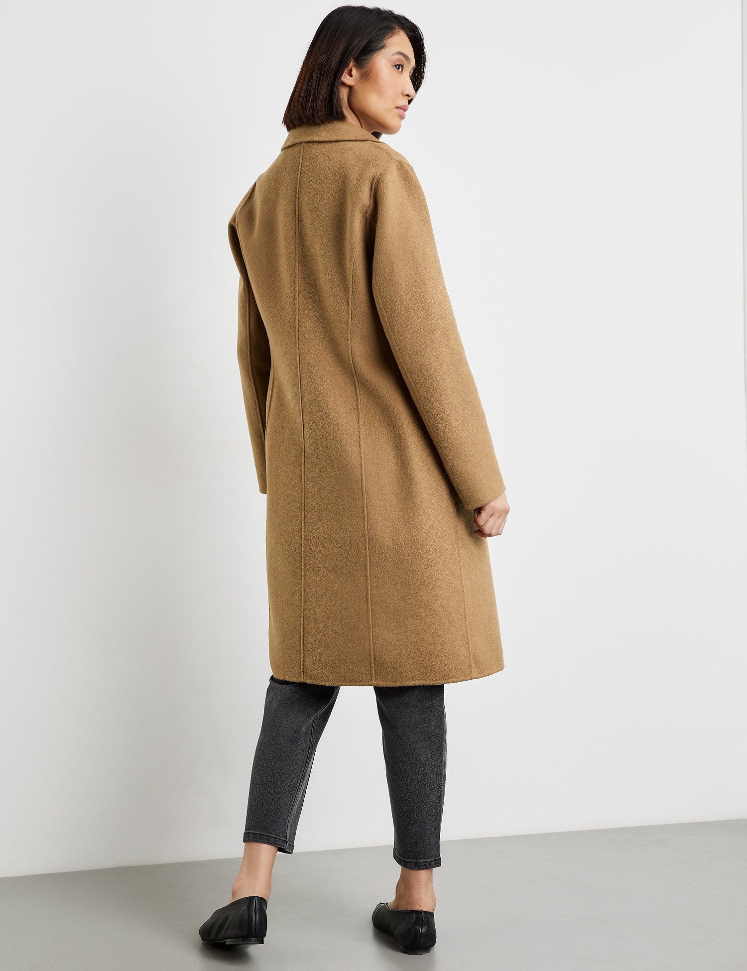 Short Coat In A Wool Blend_450421-11729_7380_06