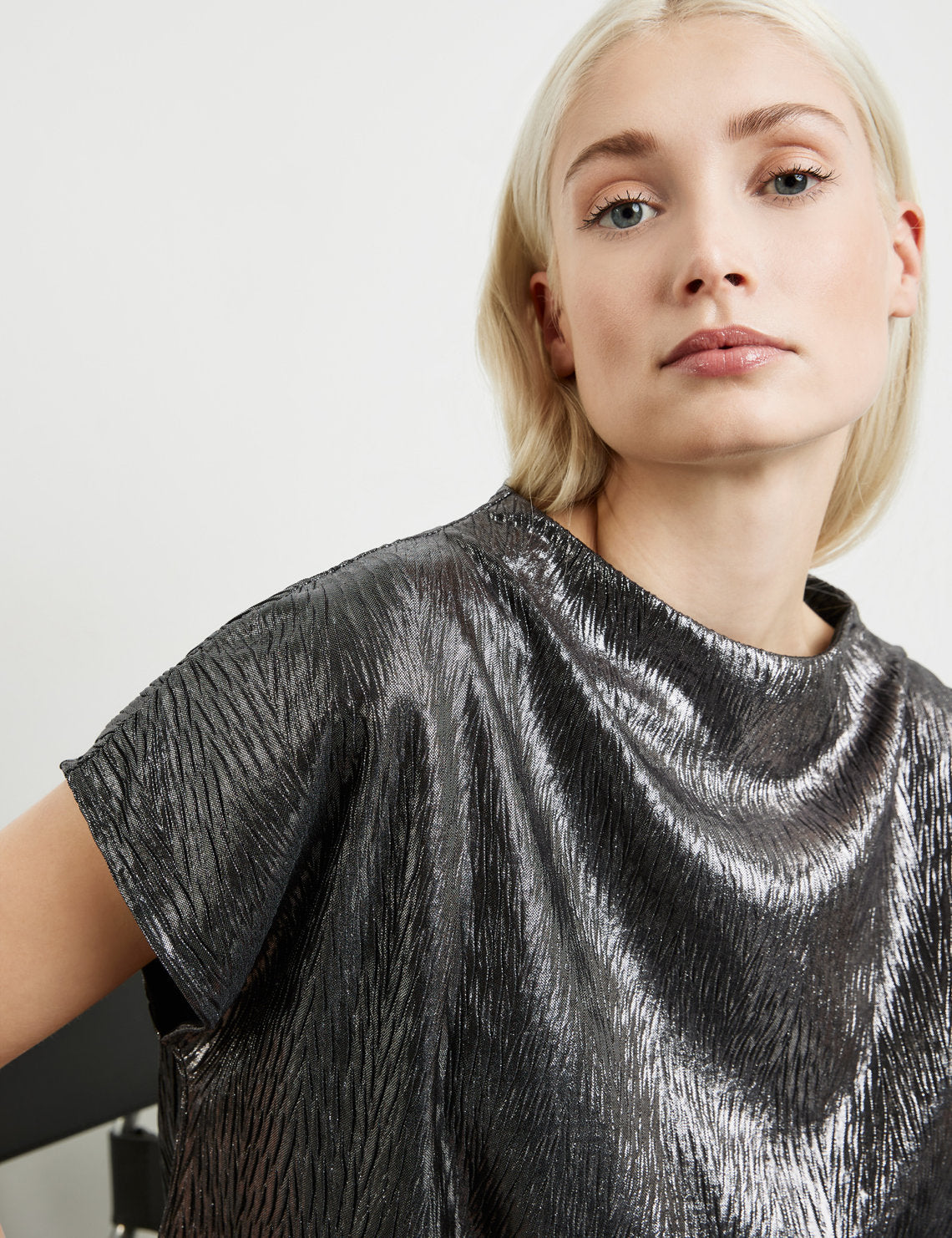 Glamorous Top Made Of Shiny Textured Fabric_471442-16414_2240_04